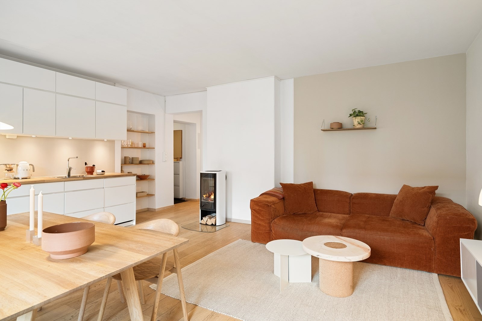 Stue og kjøkken i åpen løsning Galleribilde