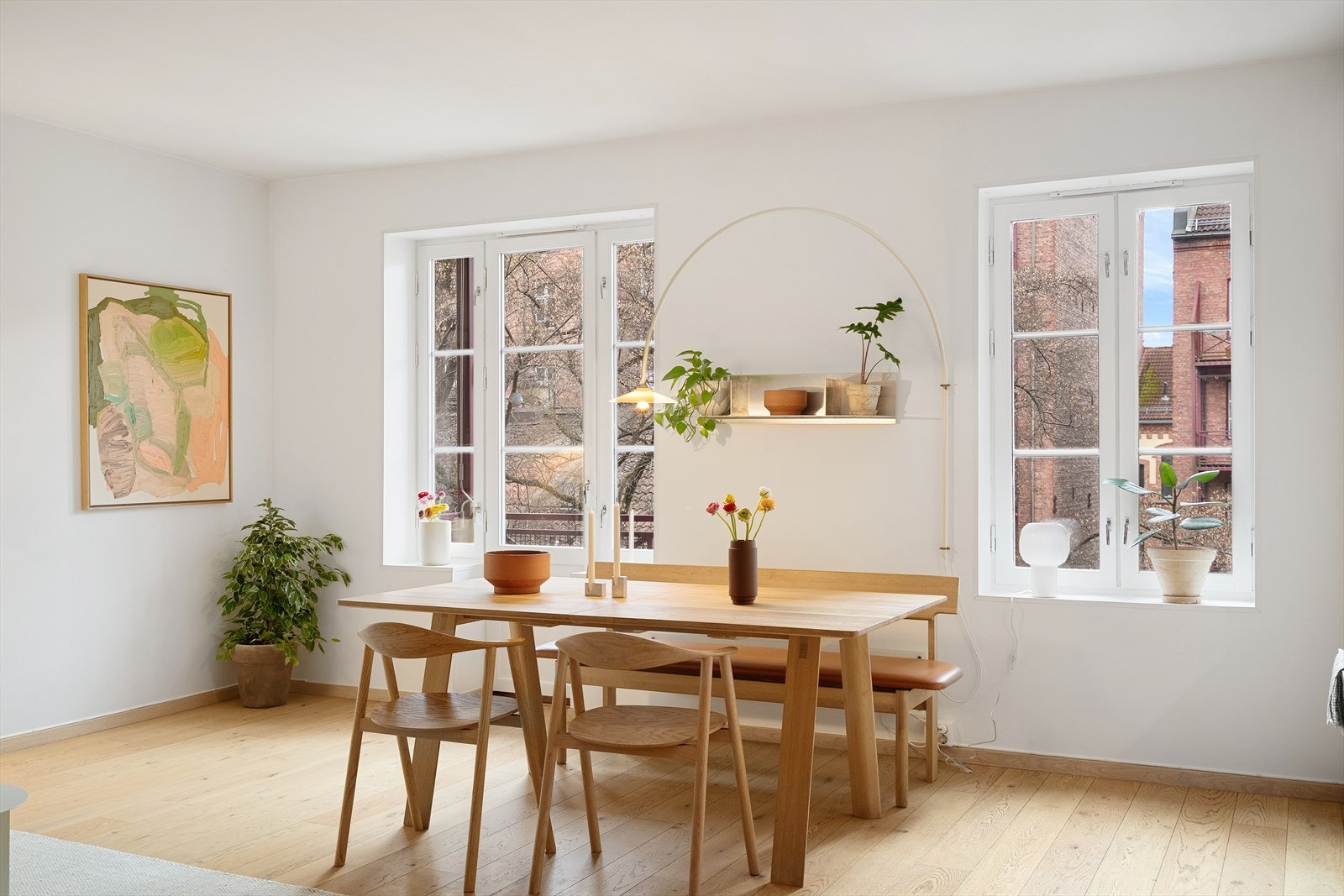 Gulvet er lagt med parkett og vegger og tak er malt lyse Galleribilde