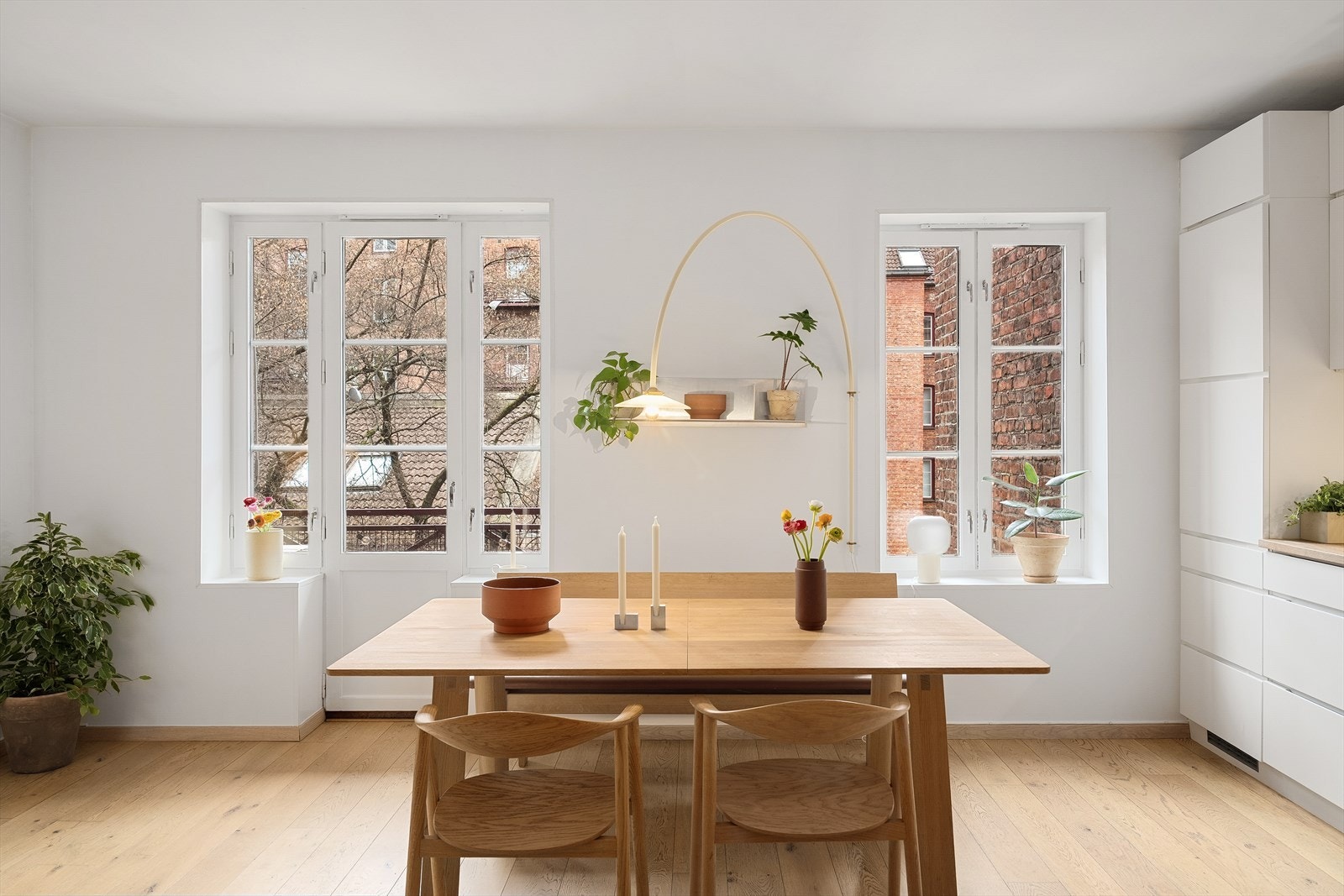 Store vindusflater sørger for rikelig av naturlig lysinnslipp Galleribilde