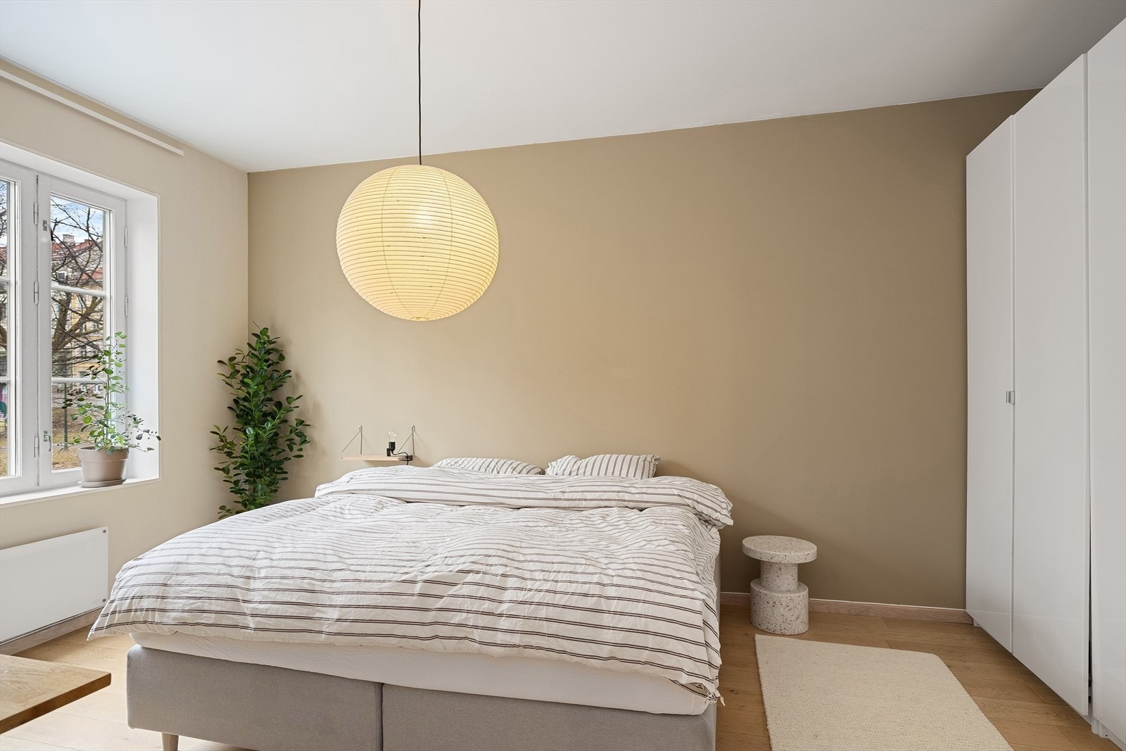 Her er det god plass til dobbeltseng med nattbord samt ønsket møblement Galleribilde