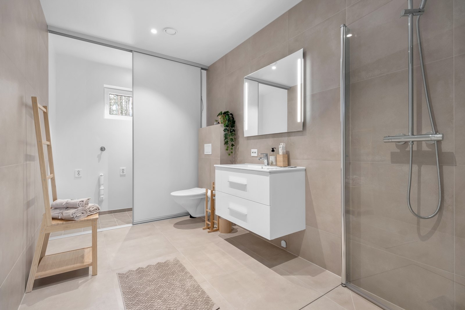 Bad med vaskeromsnisje i hovedetasjen Galleribilde