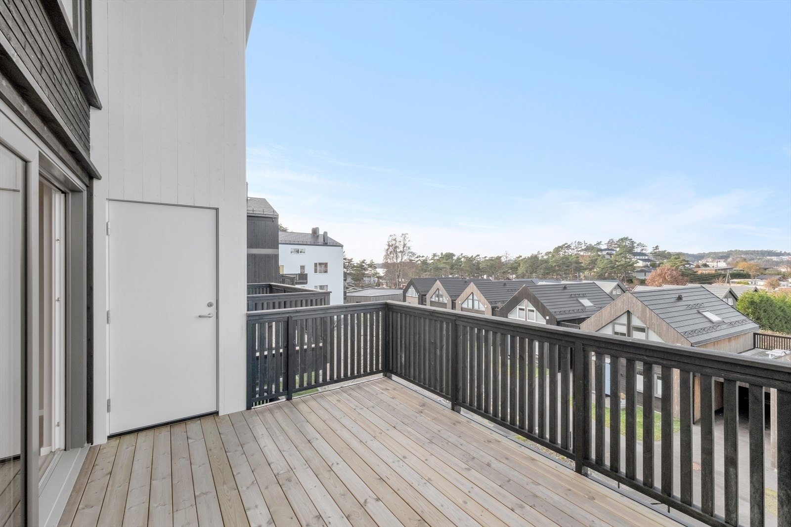 Fra stua er det utgang til balkong med liten bod Galleribilde