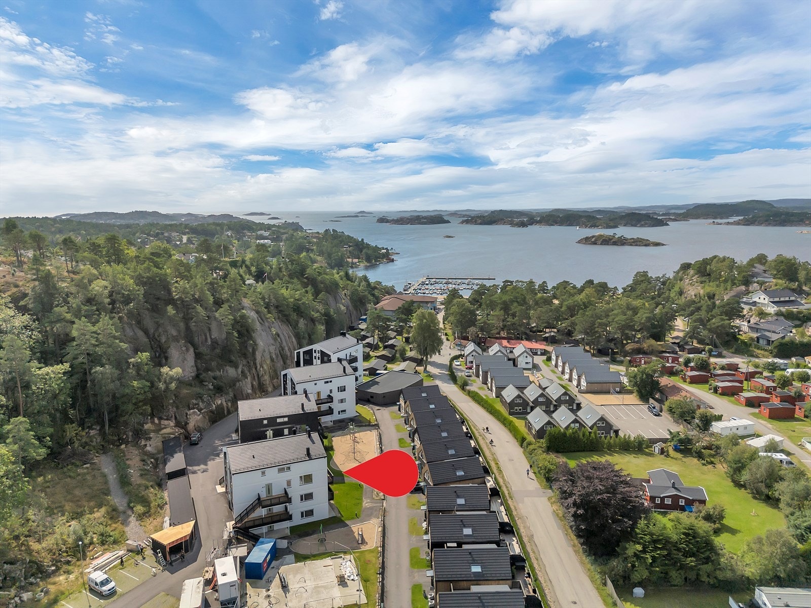 Leiligheten ligger i nærheten av Årosstranda med lekeplasser, beach-volley, båthavn og turområder! Galleribilde