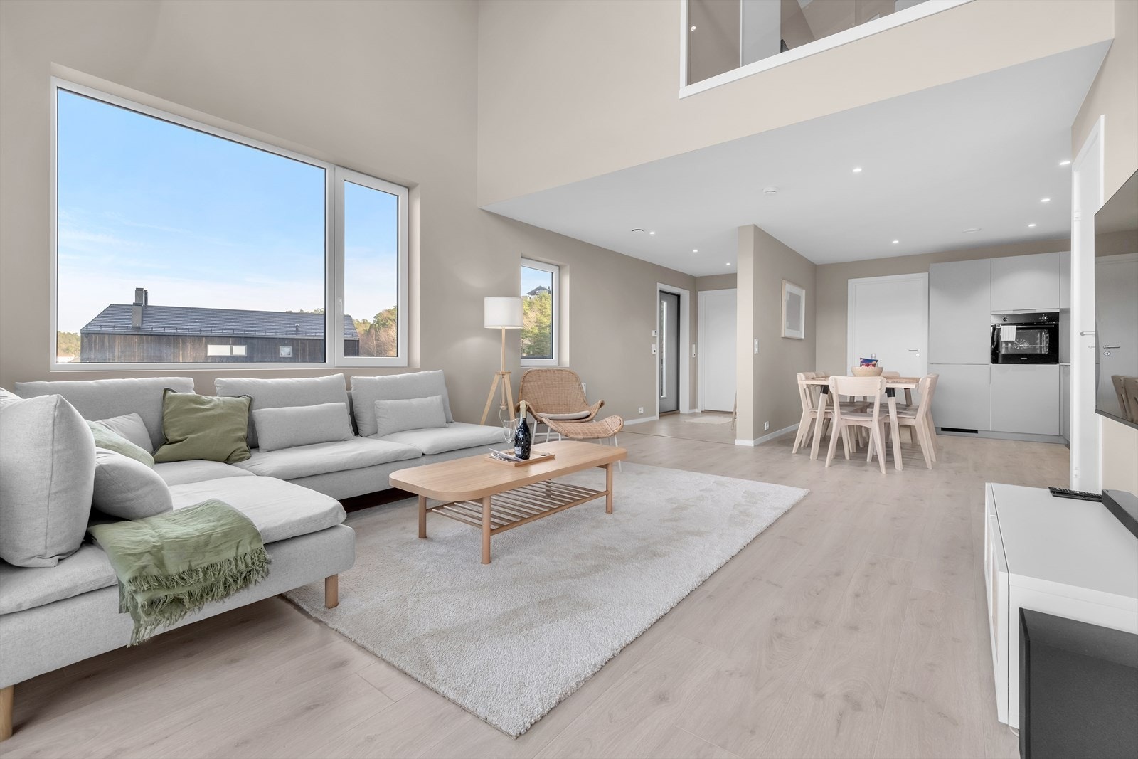 Stor og romslig stue med stilig galleri opp til loftetasjen Galleribilde