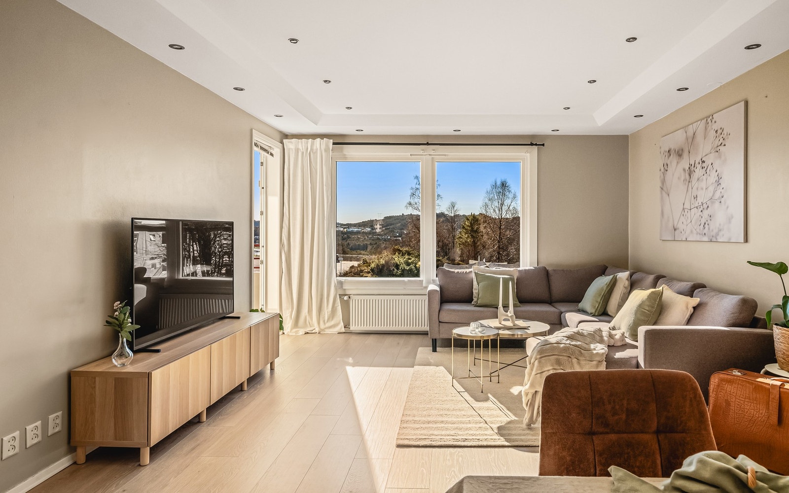 Store vindusflater gir rikelig med naturlig lys og skaper en god atmosfære i rommet Galleribilde