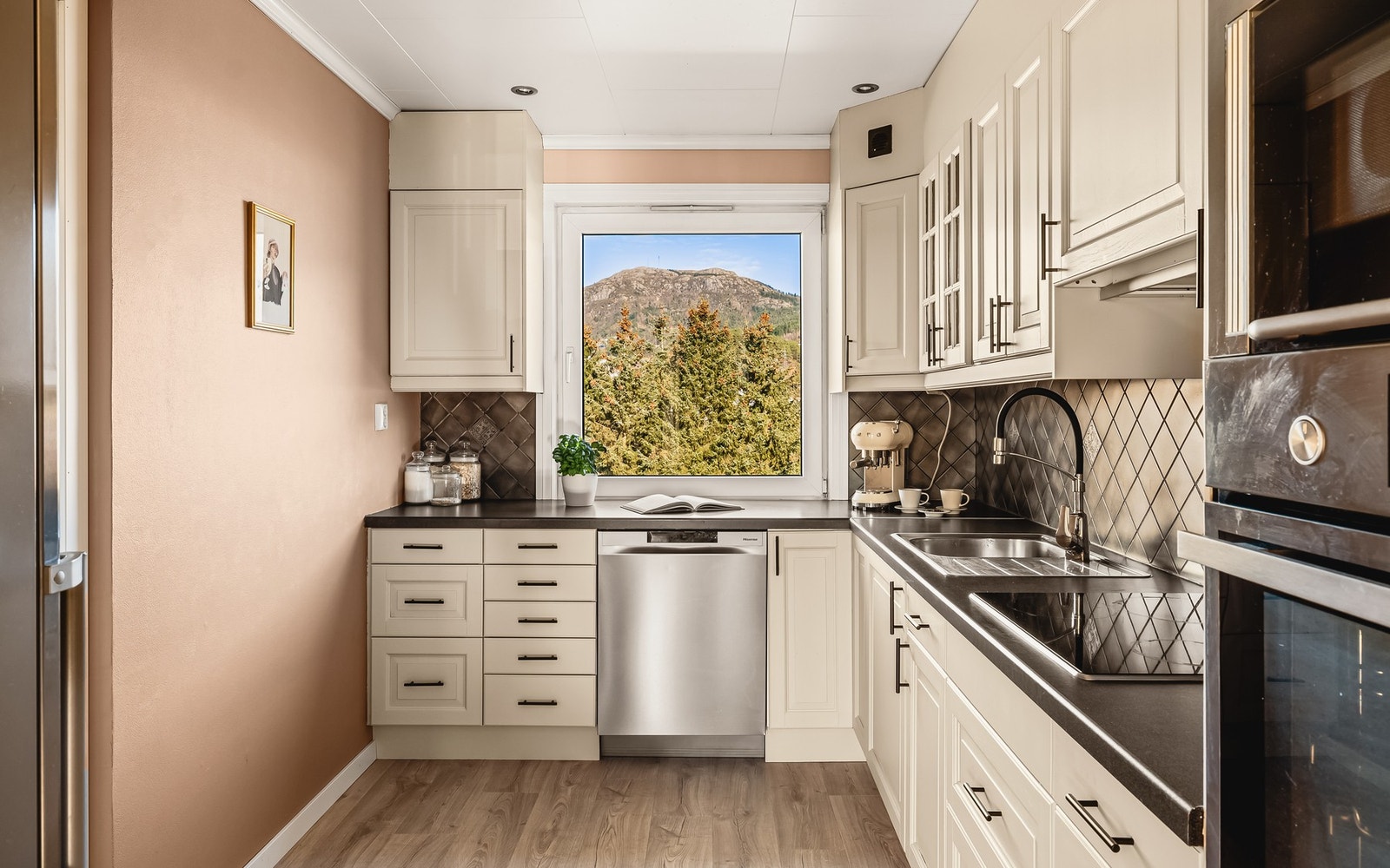 Kjøkkenet er pent med profilerte fronter og laminert benkeplate Galleribilde