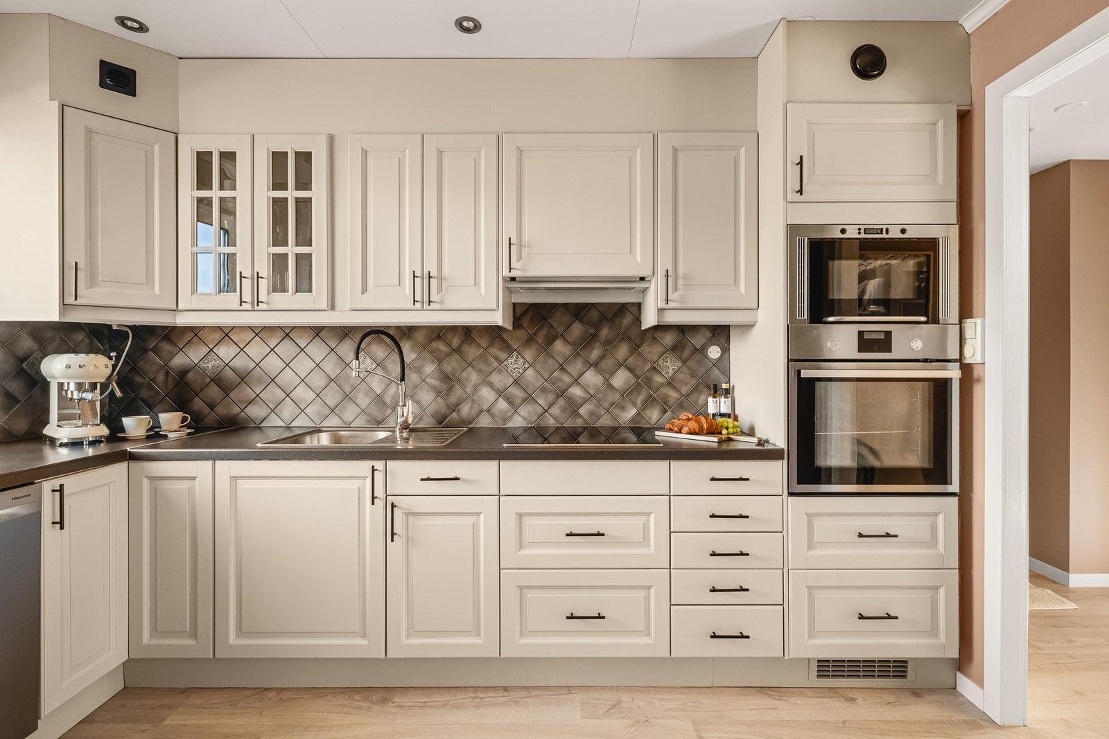 Godt med skap- og benkeplass Galleribilde