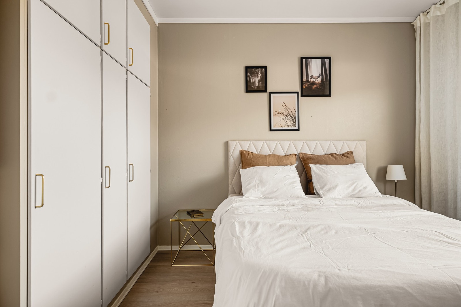 Rommet har plassbygd garderobeskap Galleribilde