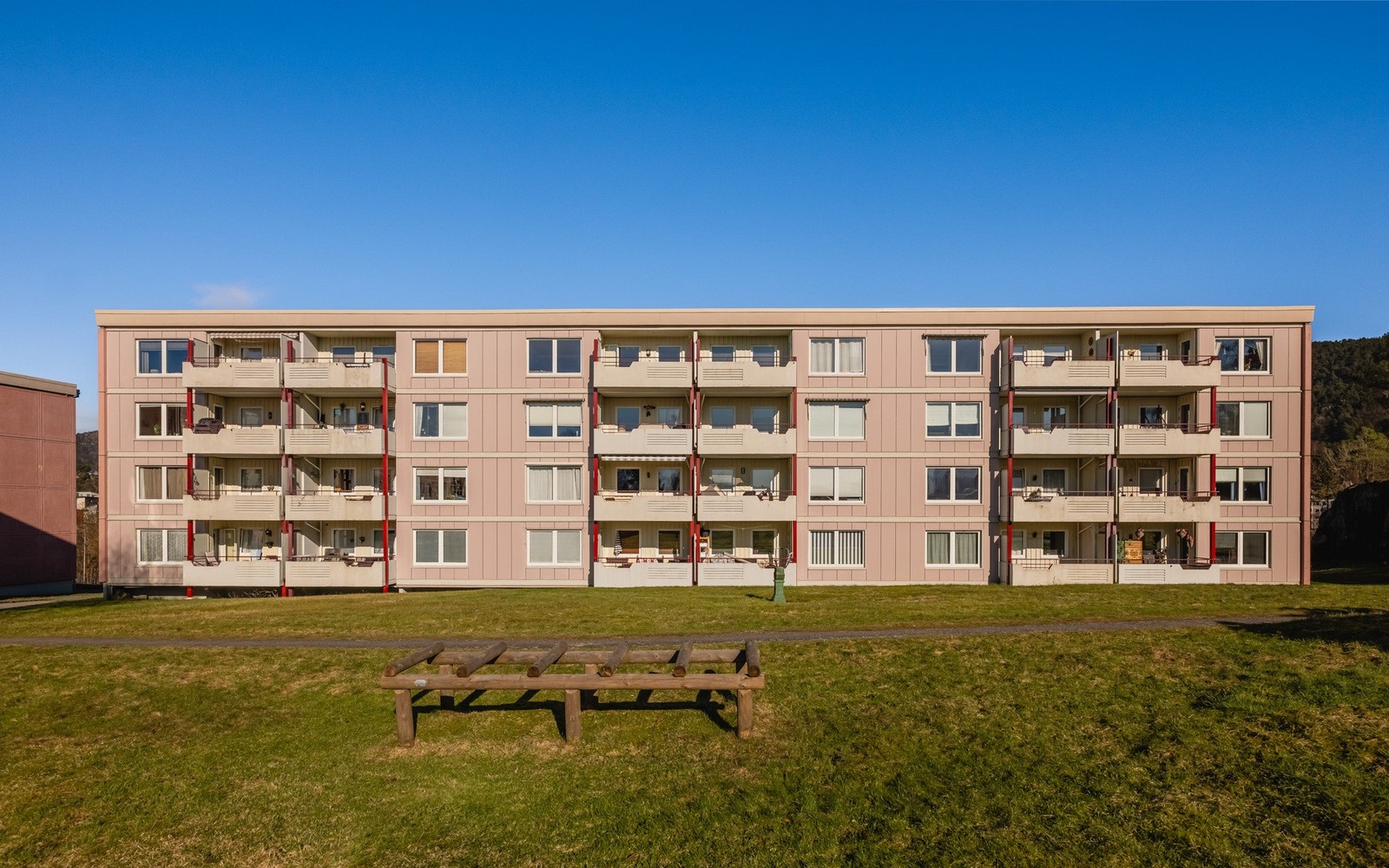 Leiligheten ligger fint til i byggets fjerde etasje Galleribilde