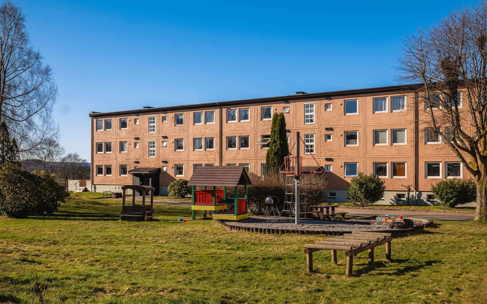 Flott opparbeidet fellesareal med blant annet plen, herlige uteplasser og lekeplass Galleribilde