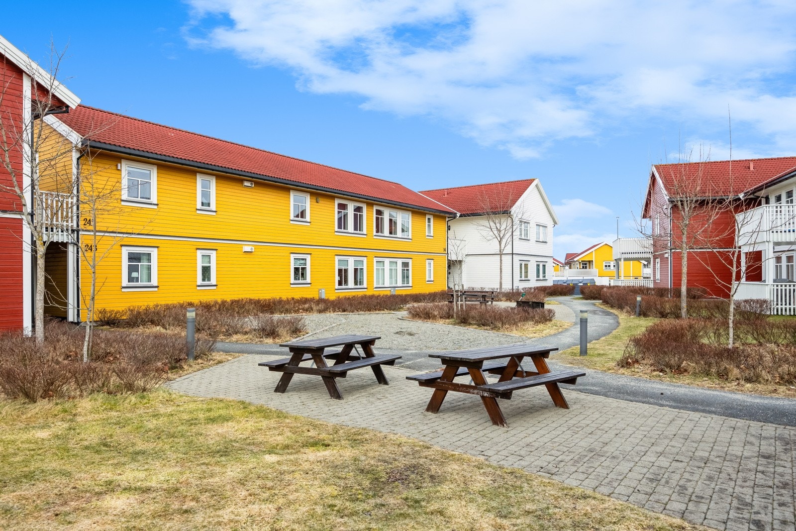 Sameiet har flere fine utefasiliteter som tun og lekeplasser. Kollektivtilbudet i området er svært godt. Nærmeste bussholdeplass, Okstad Østre, ligger bare ett minutts gange unna. Galleribilde