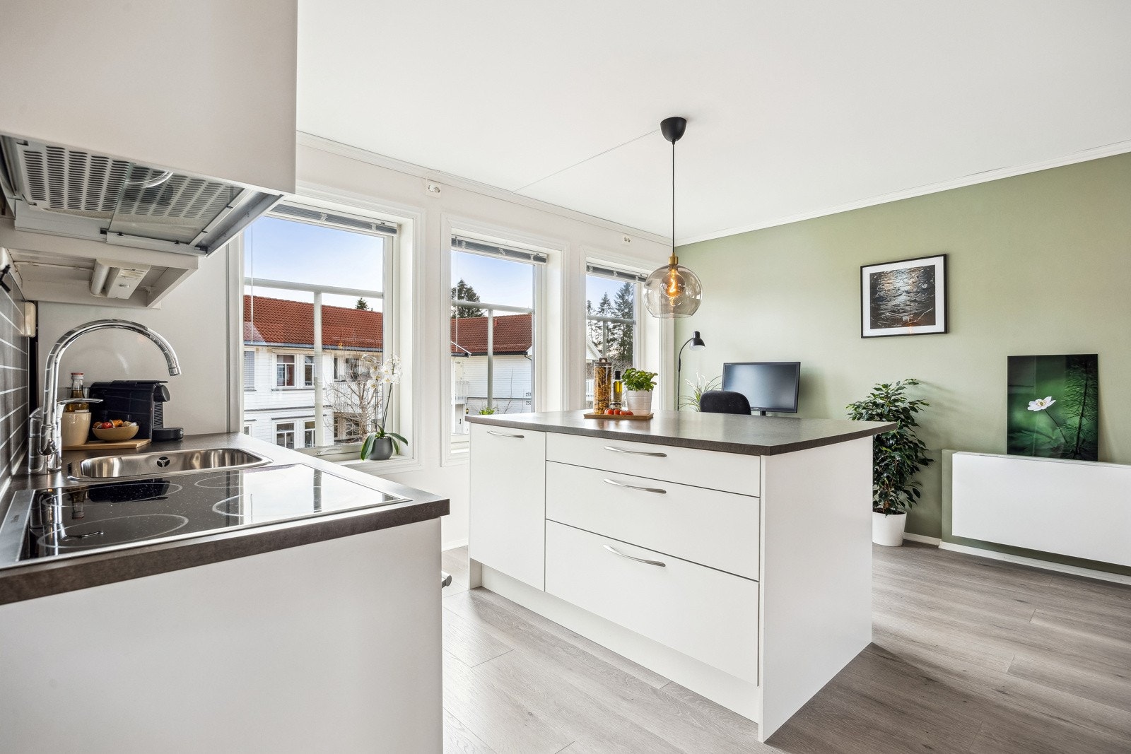 Kjøkkenet har fasiliteter som integrert stekeovn og platetopp, vannrør av typen rør-i-rør system og fuktsensor til automatisk vannstopper synlig under kjøkkenbenk. Galleribilde