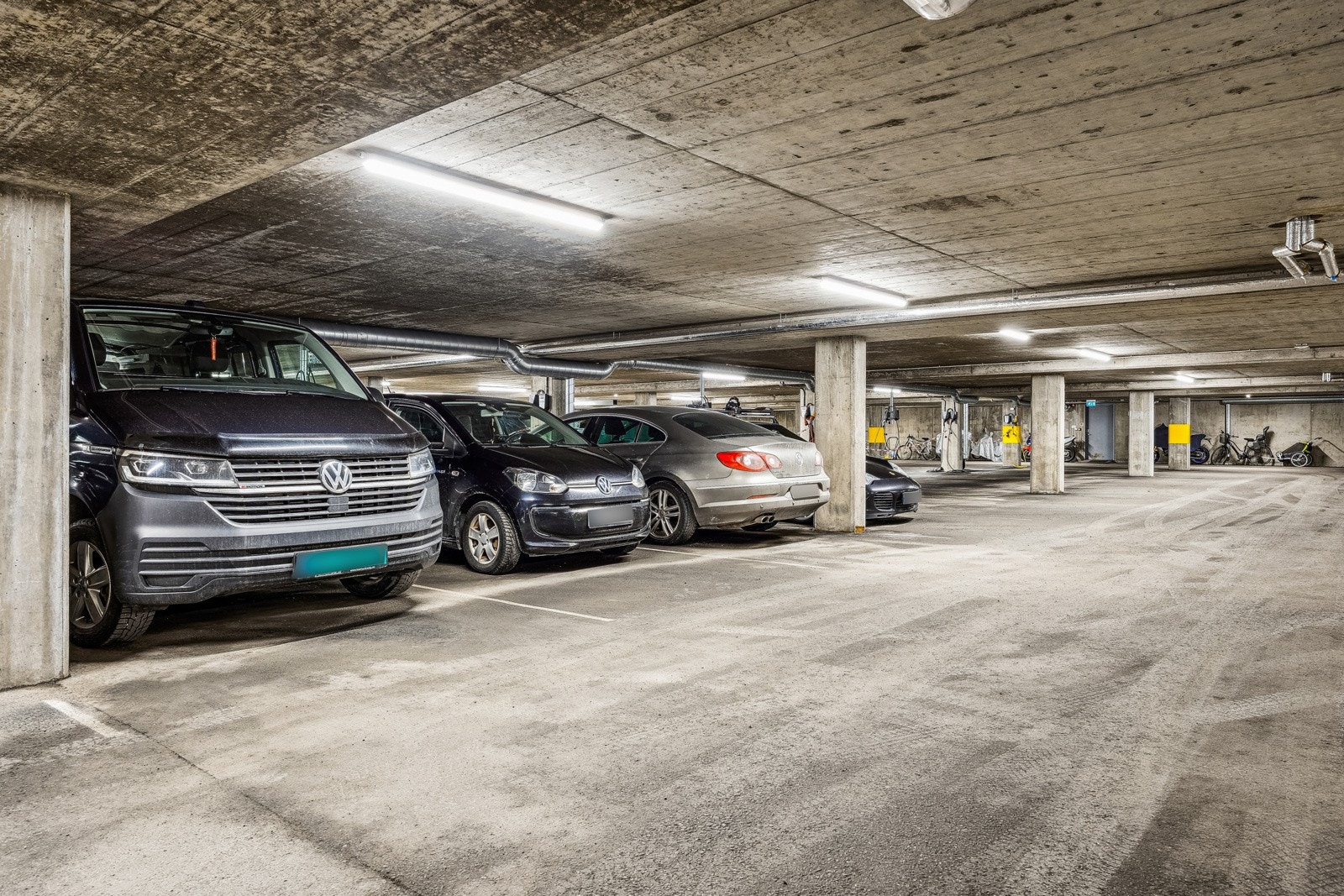 Leiligheten har egen parkeringsplass i kjeller. Galleribilde