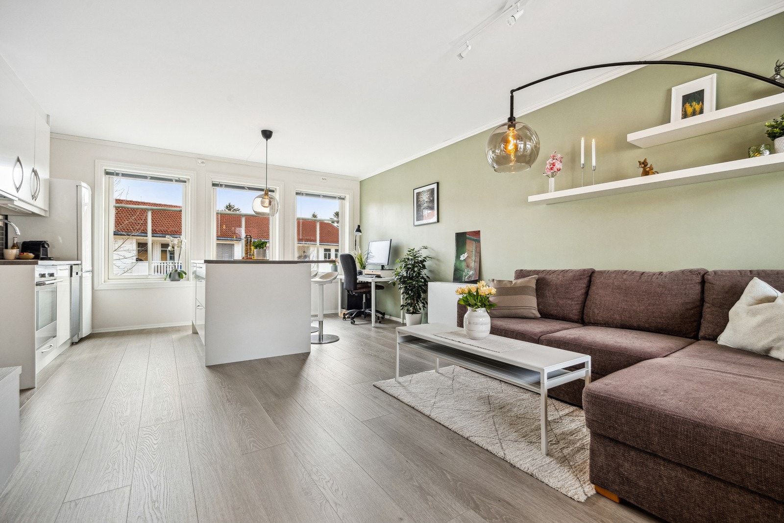 Den har en romslig stue med store vinduer som slipper inn mye naturlig lys. Deler av stuen ble nylig malt, i 2025. Galleribilde