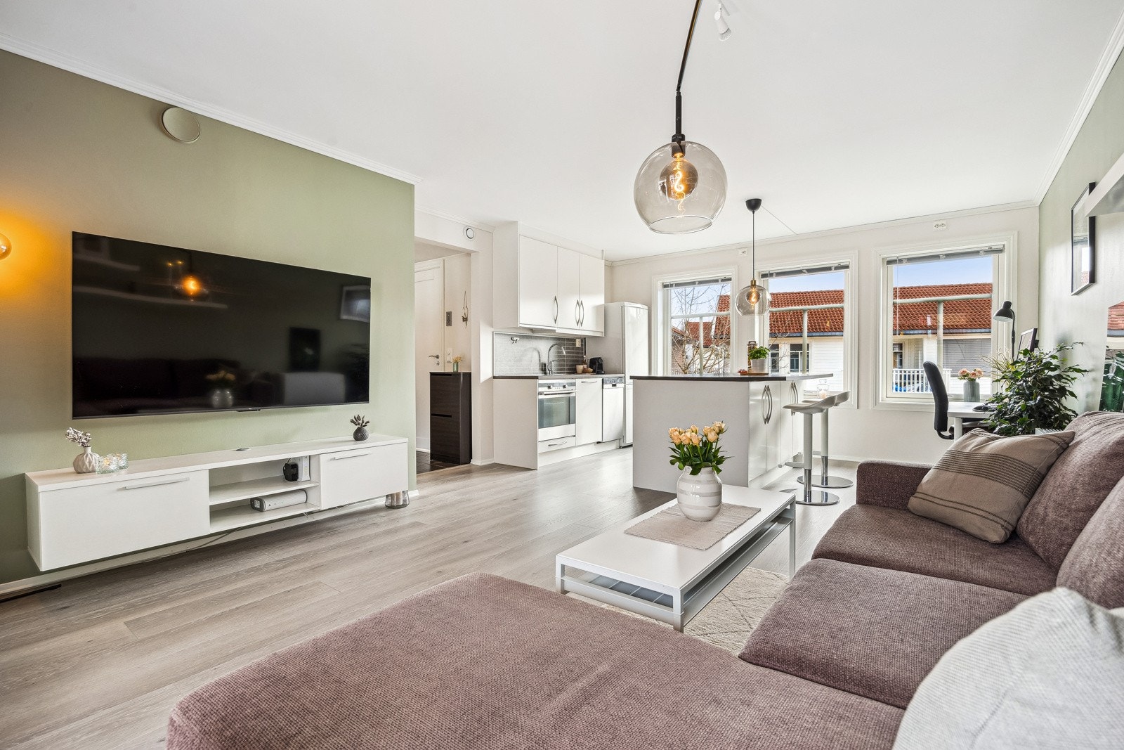 Med moderne standard og lyse uttrykk er dette en leilighet som gir et behagelig og stilfullt hjem. Galleribilde