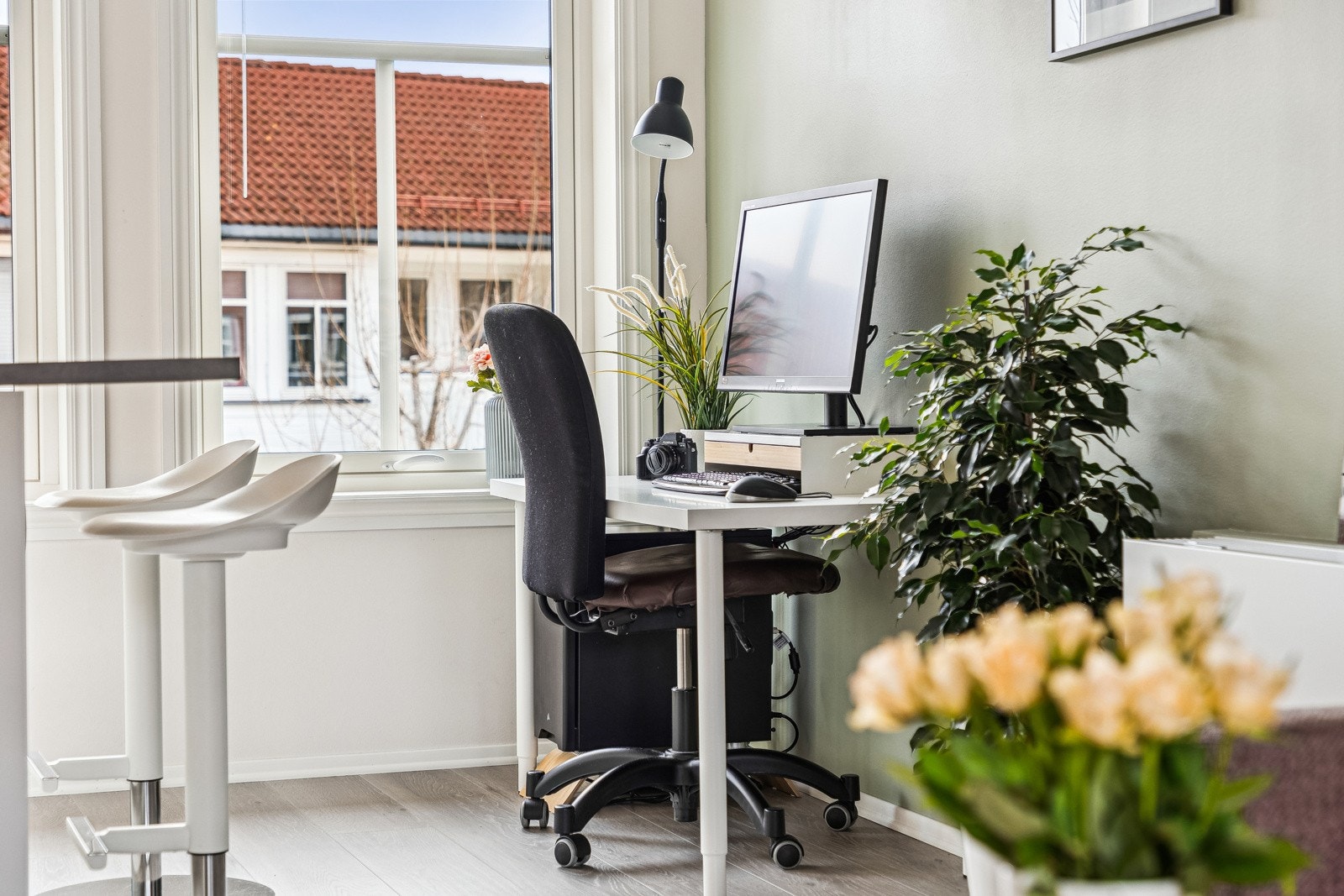 På stuen er det også plass til et lite kontor/fritidshjørne. Galleribilde