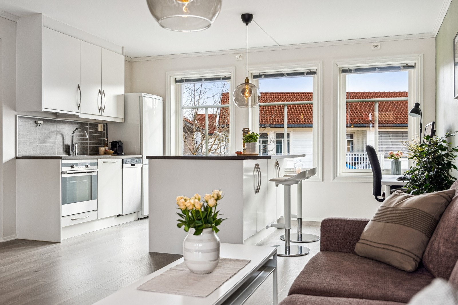 Den moderne stilen gjenspeiles i de gjennomtenkte fargevalgene og detaljene. Galleribilde