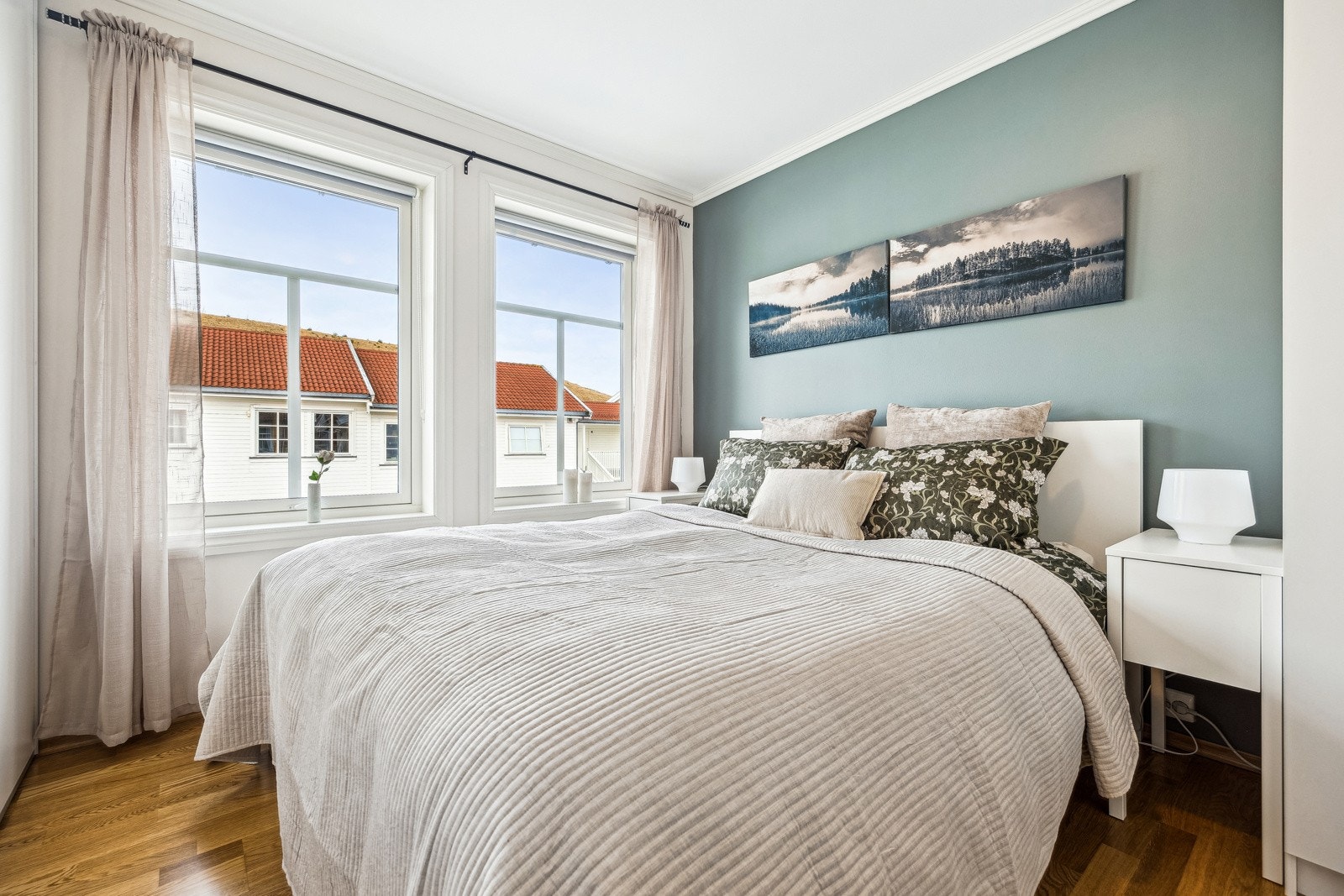 Soverom på 10 kvm. med skyvedørsgarderobe. Galleribilde