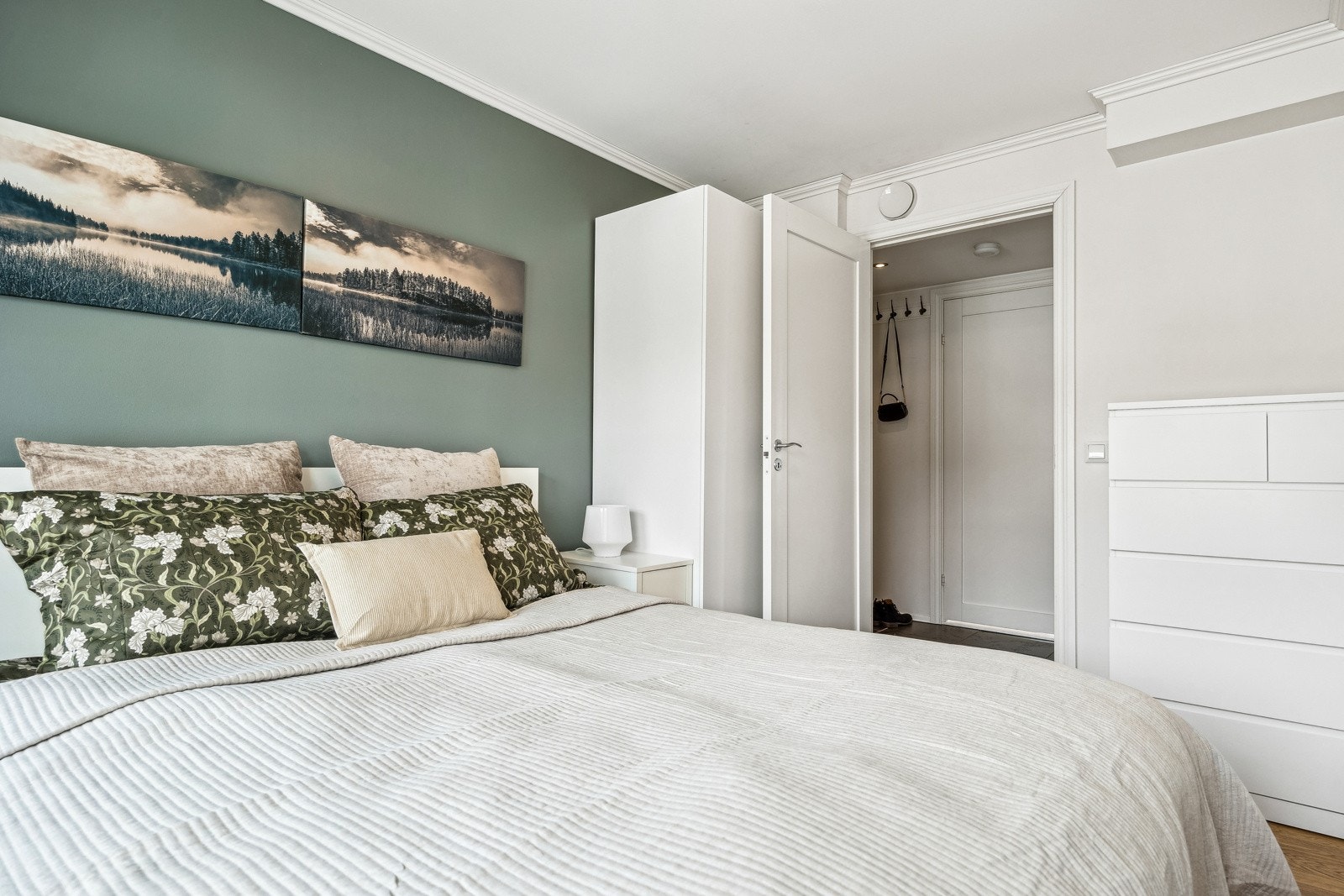 Det er god plass til en dobbeltseng samt nattbord på hver side. Galleribilde