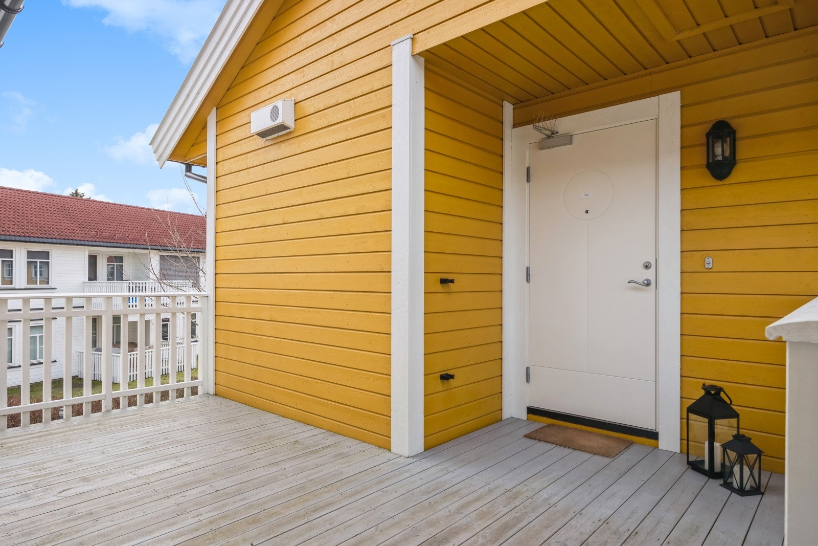 Felles oppgang/platting foran inngangsdør. Det ble malt utvendig for to år siden. Galleribilde