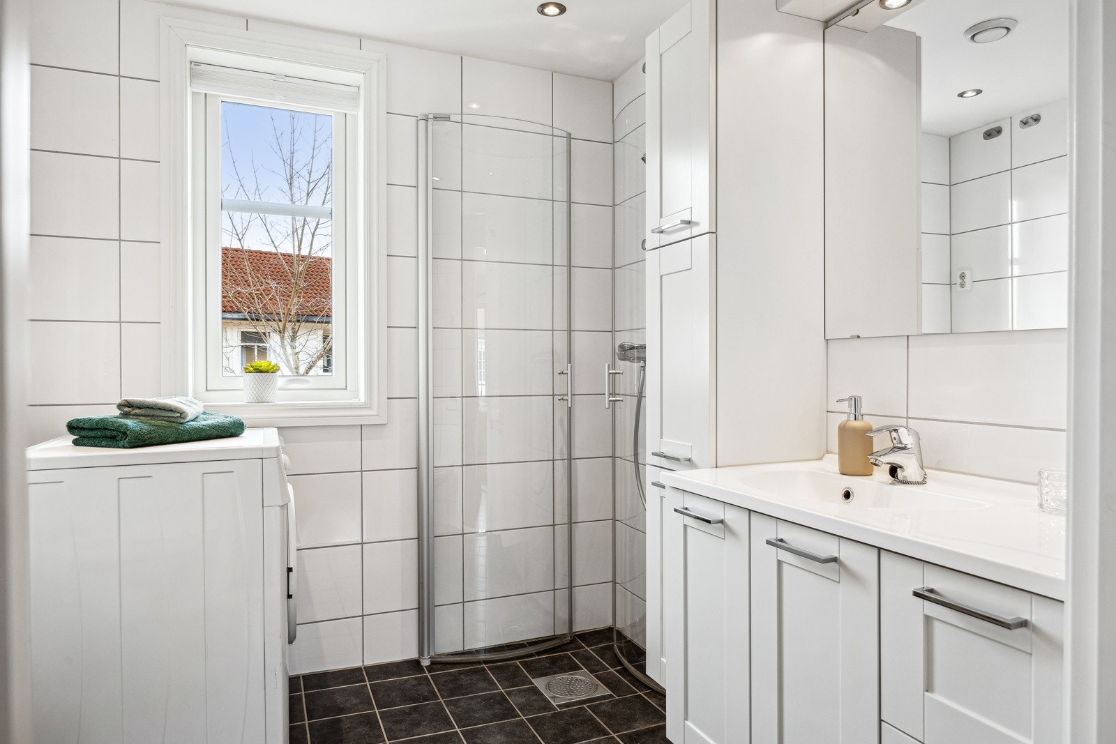 Badet er på romslige 4 kvm og har opplegg for vaskemaskin. Galleribilde