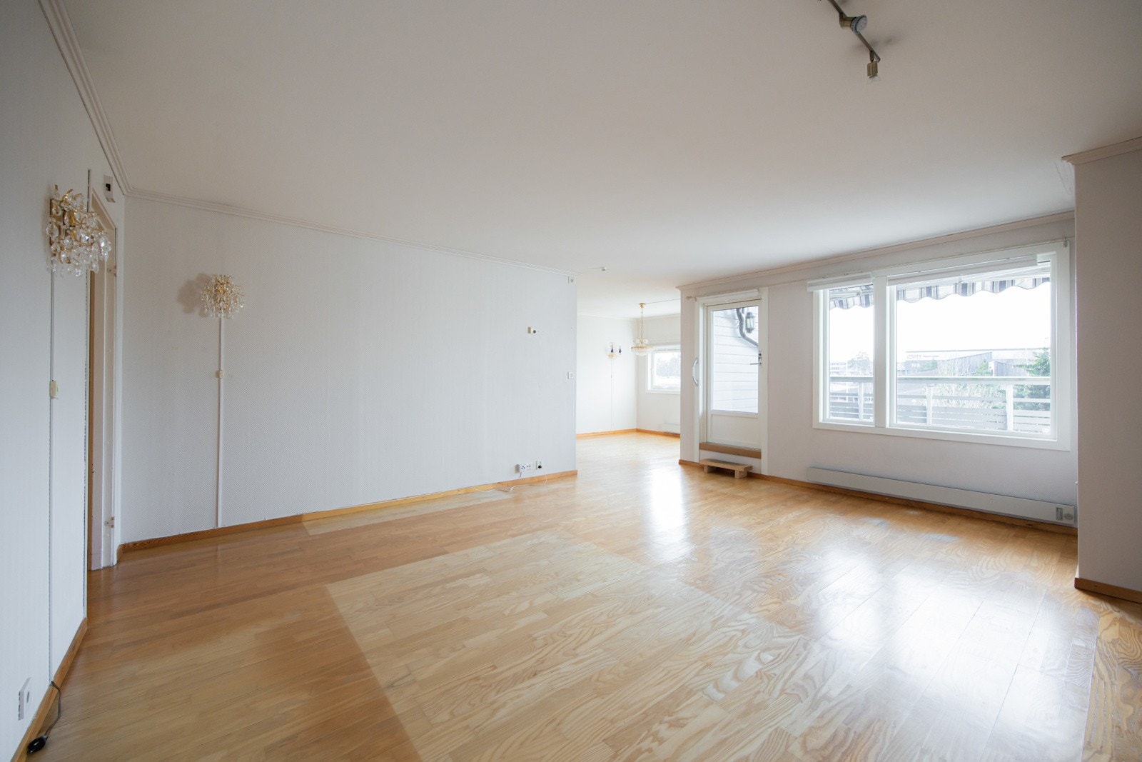 Stuen er ls og romslig med store vindusflater som slipper inn rikelig med naturlig dagslys, samt lysmalte vegger og parkett på gulvet. Galleribilde