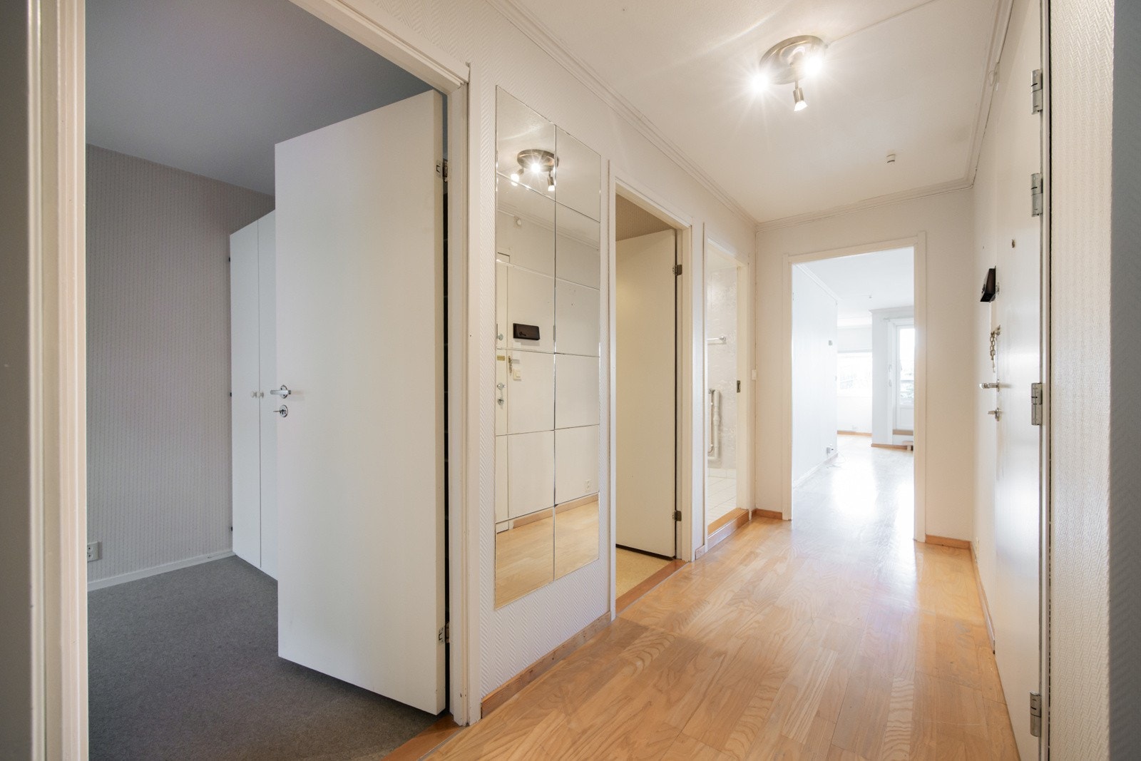 Entréen har plass til ulike garderobeløsninger for praktisk oppbevaring av yttertøy, sko og annet utstyr. Galleribilde