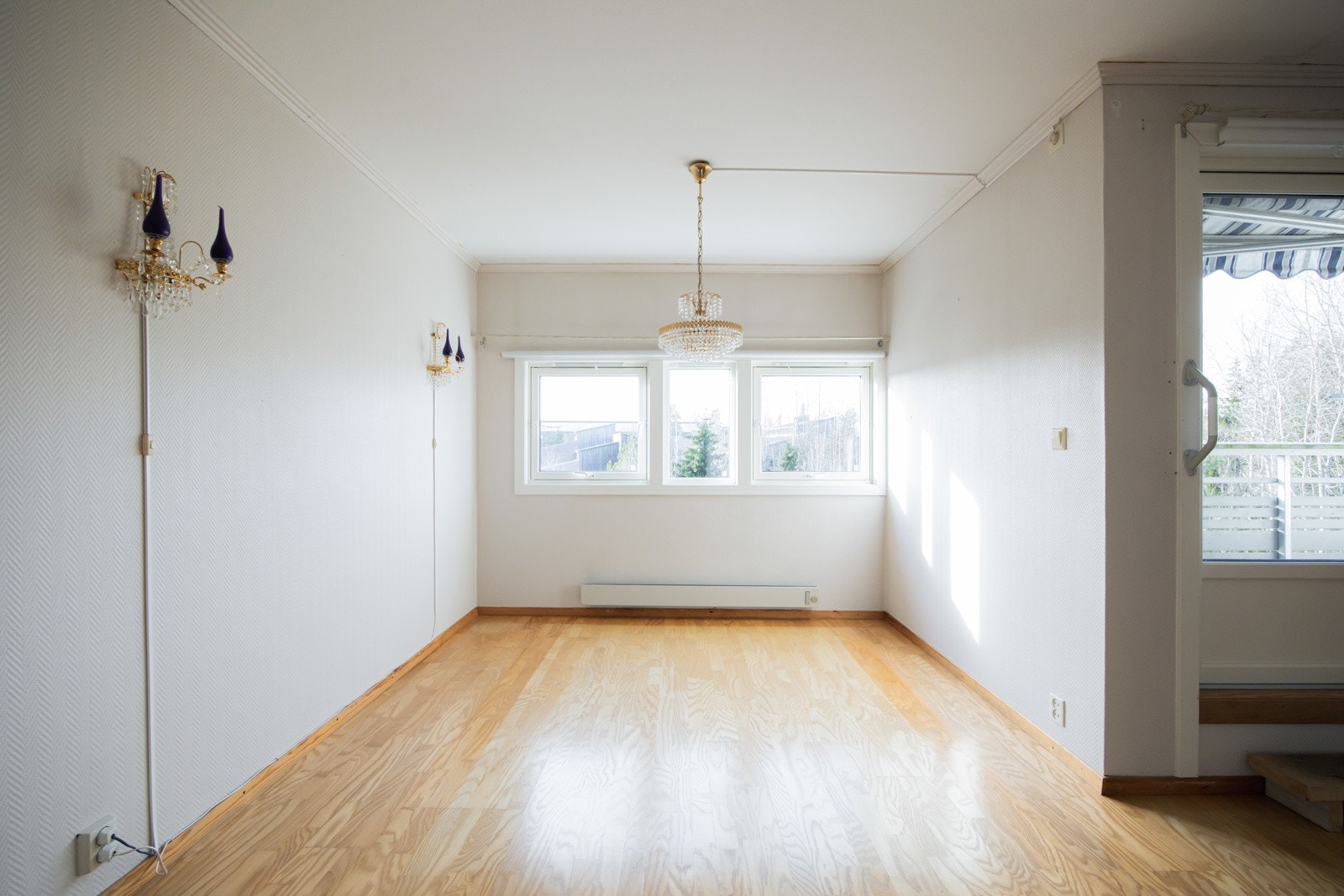 Like utenfor kjøkkenet finnes det en spiseplass med rom for spisegruppe, som skaper en naturlig sone for måltider. Galleribilde
