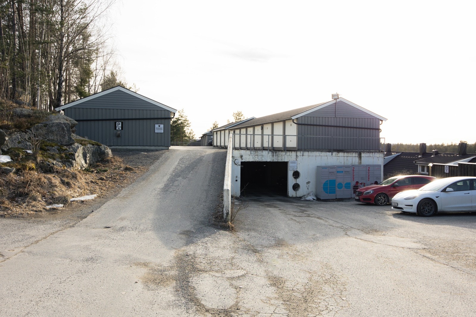 Det medfølger en parkeringsplass i felles garasjekjeller. Galleribilde
