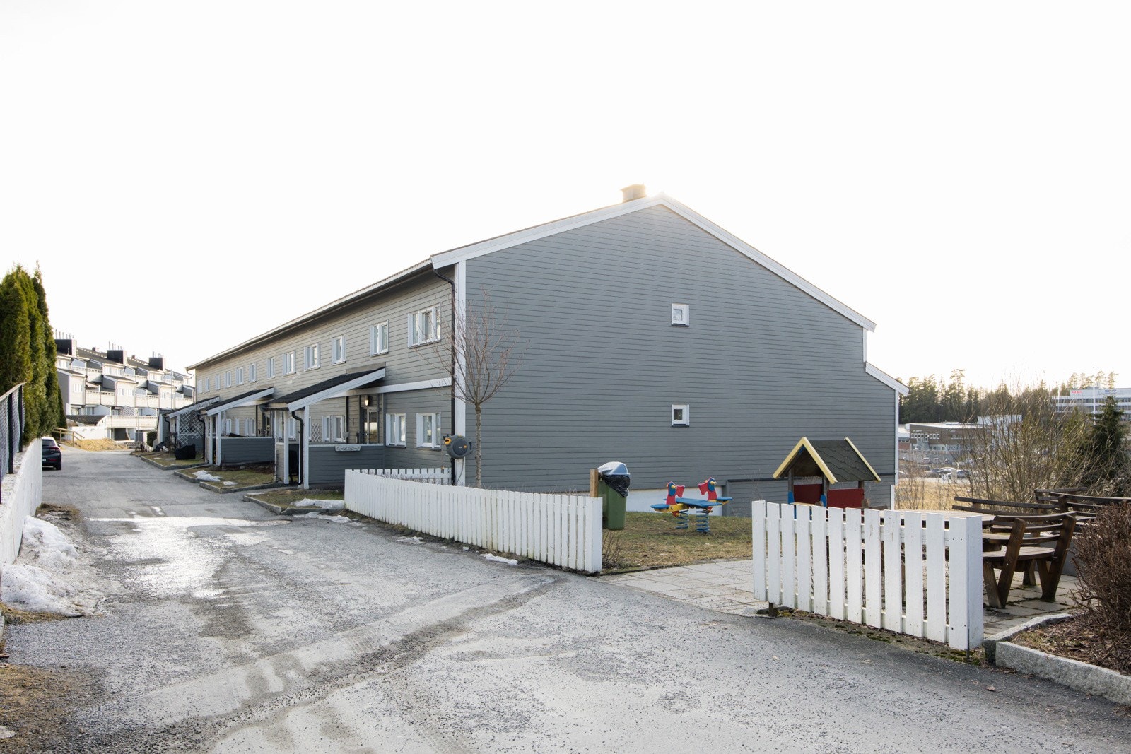 Borettslaget har et trivelig og variert uteområde. Her er det dels naturtomt, dels opparbeidet med asfalterte interne gangveier, gressplen og beplantning. Galleribilde