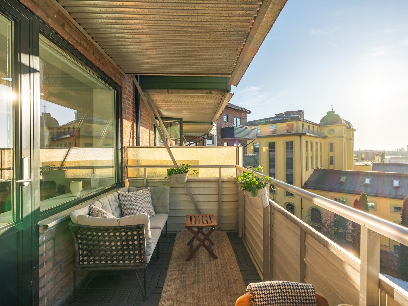 Balkongen rommer det du måtte ønske av utemøblement. Galleribilde