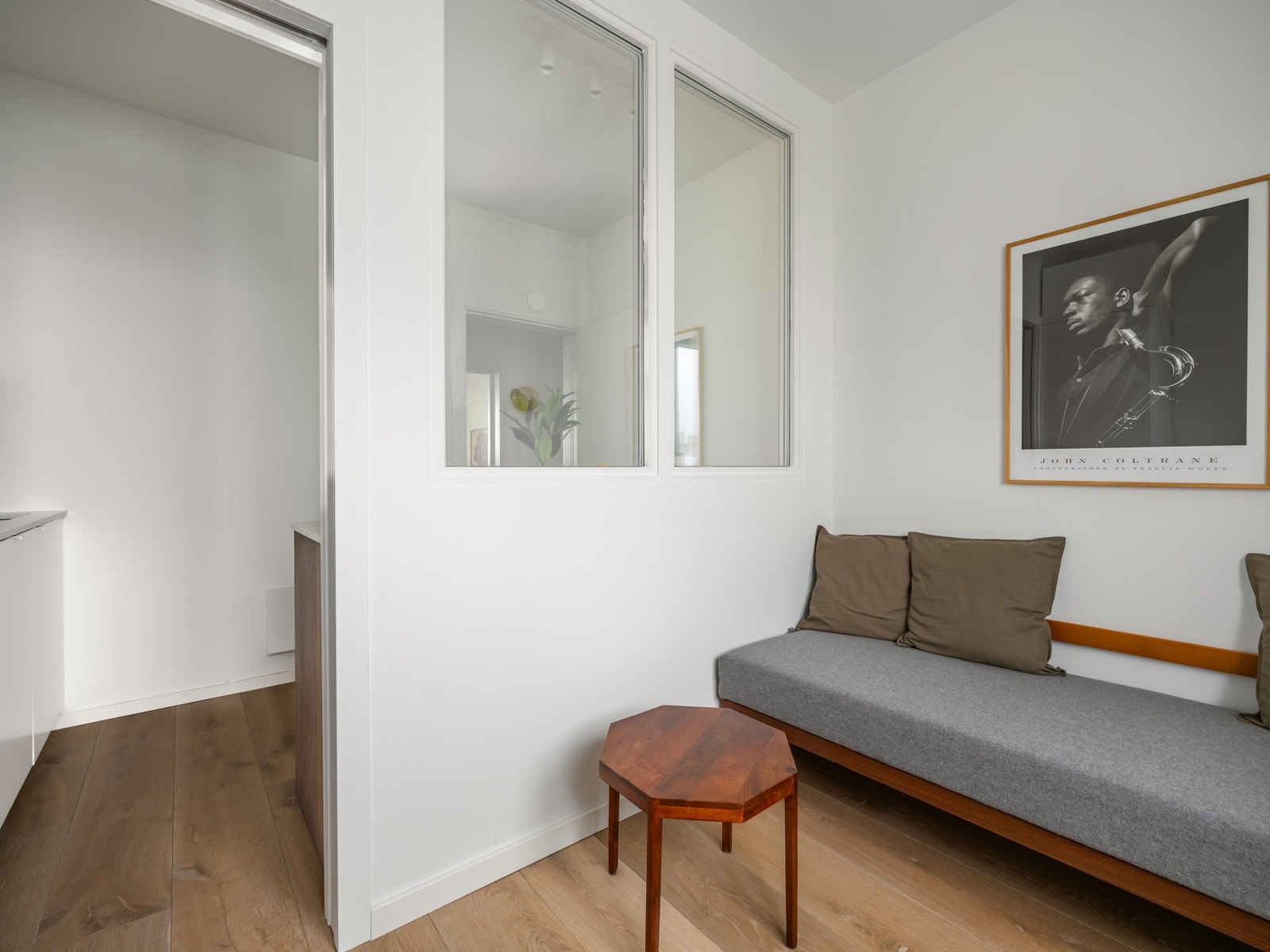 Selger har tilrettelagt for flytting av kjøkken inn i stuen, hvor alt av rør og avløp ligger klart i veggen. Dette dersom du trenger et enda større soverom nr. 2. Galleribilde