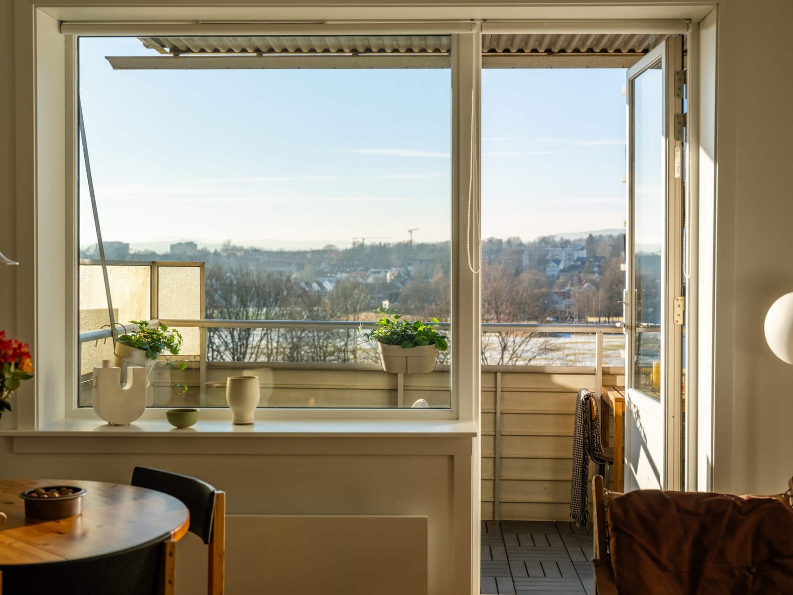 Balkongen er en fin forlengelse av stuen, og henger fint sammen med spiseplassen ved det store vinduet. Galleribilde