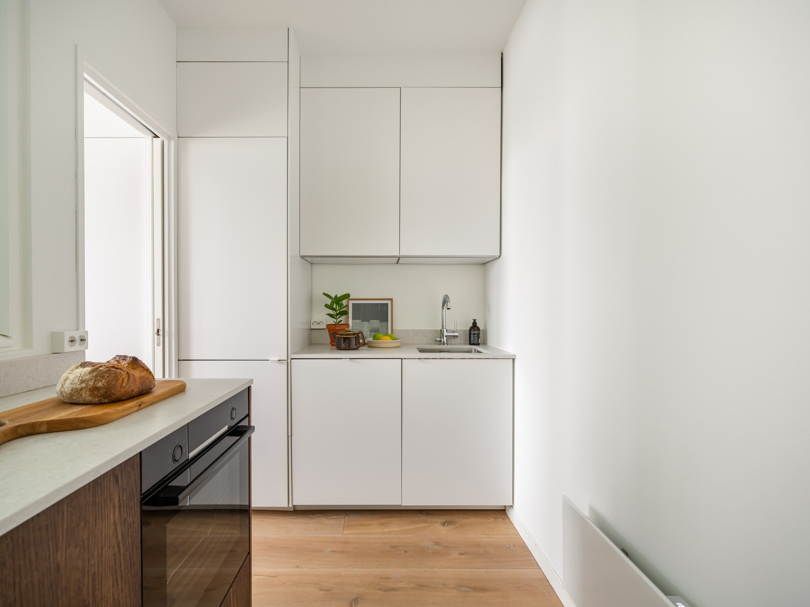 Romløsningen gir godt med skap- og benkeplass. Kom på visning og se selv. Galleribilde