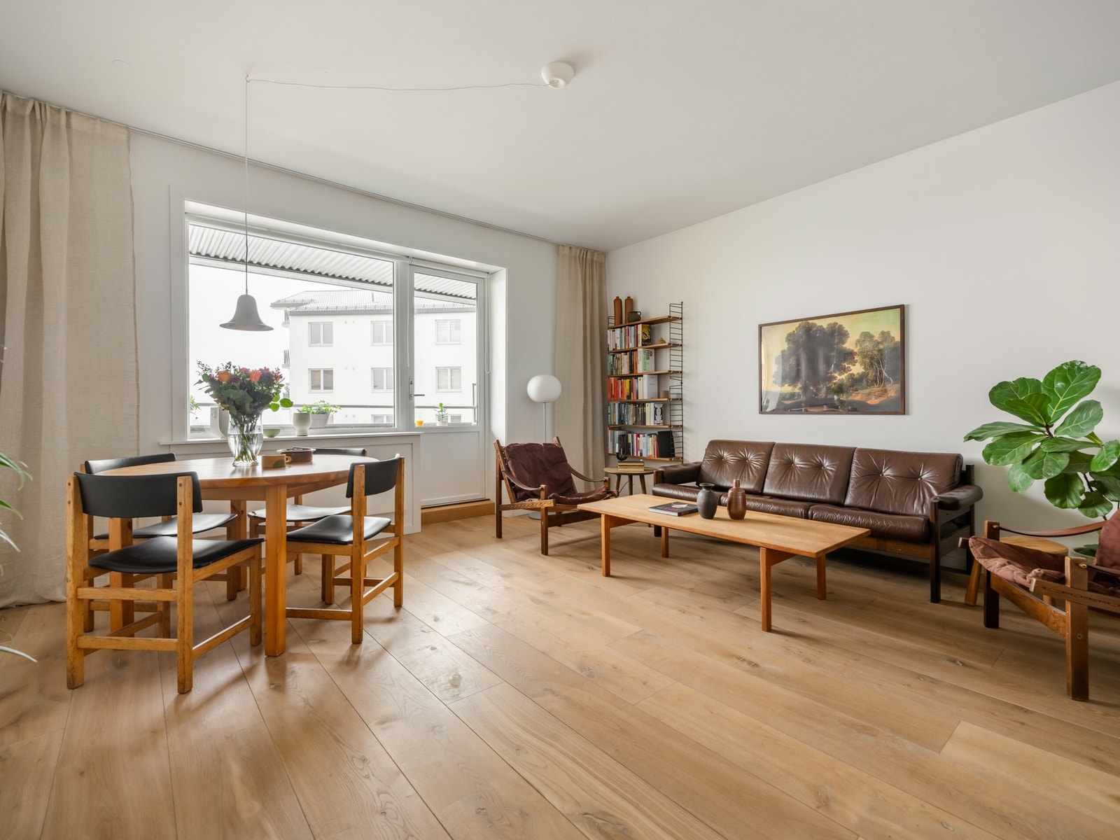 Tilbake i stuen. Veggene er hvitmalte, som gir deg blanke ark til den stilen du foretrekker. Galleribilde