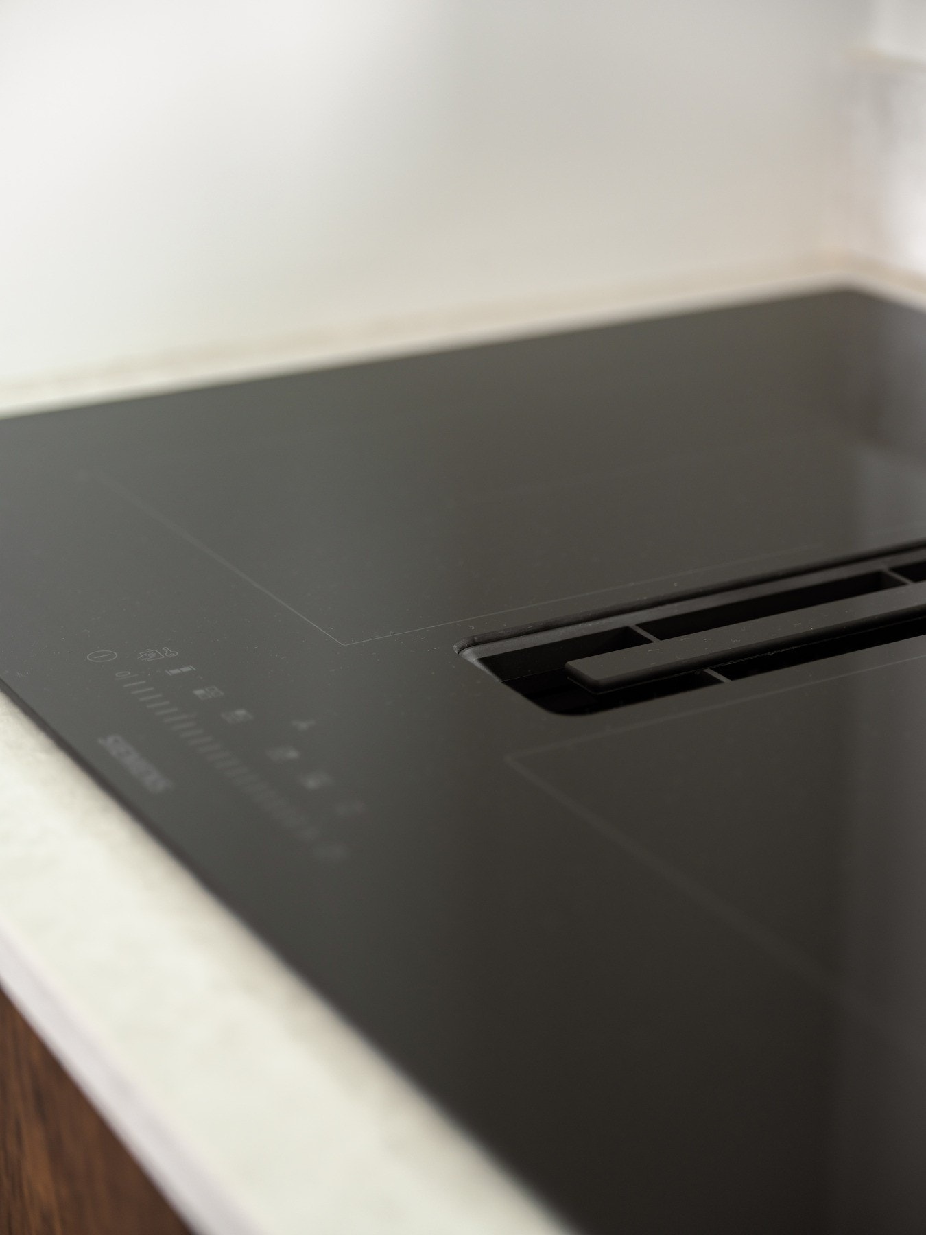 Medfølgende kvalitetshvitevarer fra Bosch og Siemens, hvor nedtrekksventilator er fra sistnevnte. Galleribilde