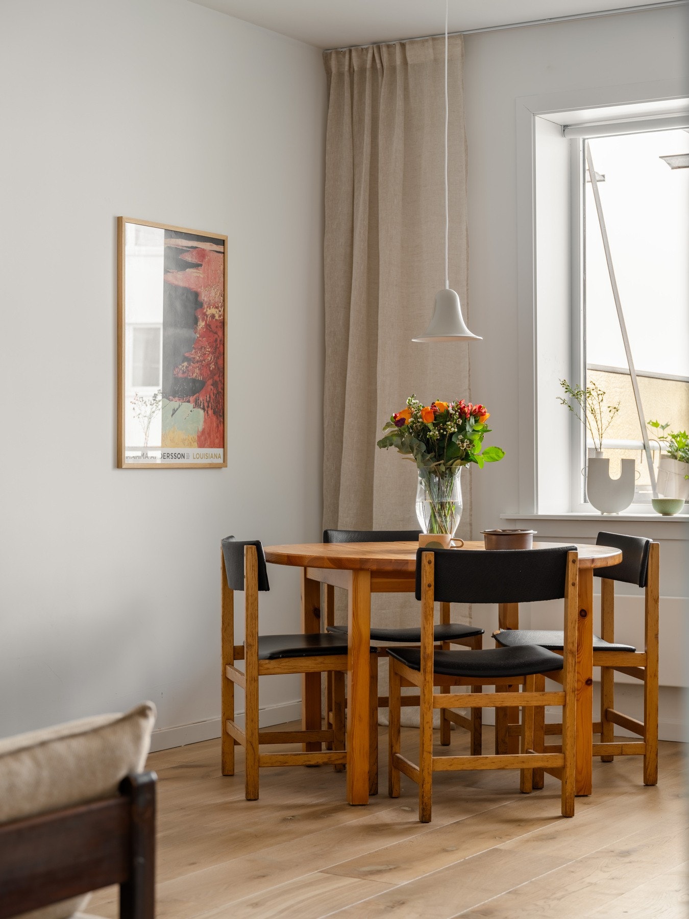 Ved det store vinduet finner spisebordet sin naturlige plass. Galleribilde