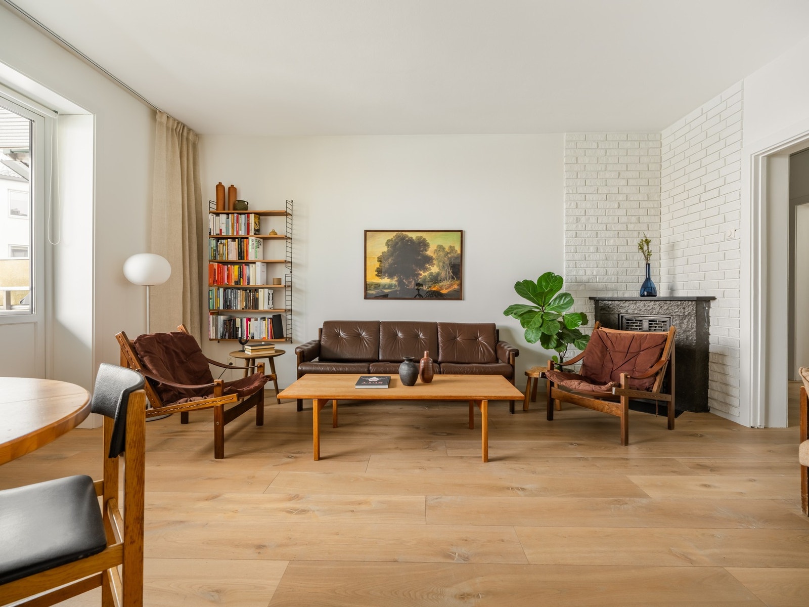 På gulvet finner vi underlimt én-stavs eikeparkett fra Skovin Gulv - nytt i 2021. Galleribilde