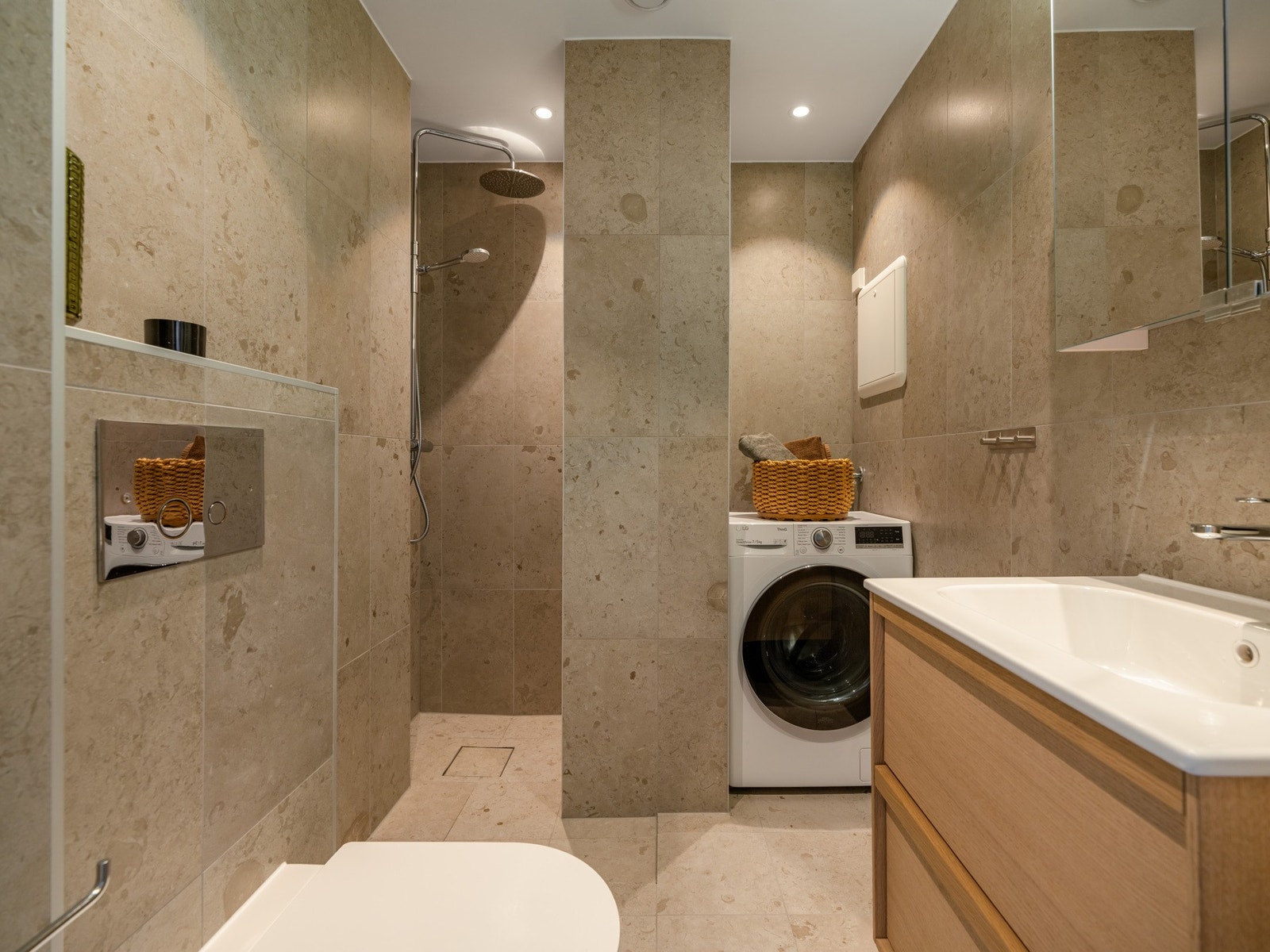 Flisene består av 30x60 fliser på vegger, og 30x30 på gulv, levert av Bricmate. Du får også Haven H2 servantskap med porselensservant. Blandebatteri på nevnte servant, samt dusjarmatur er levert av Tapwell. Det er både plass og opplegg for vaskemaskin her Galleribilde