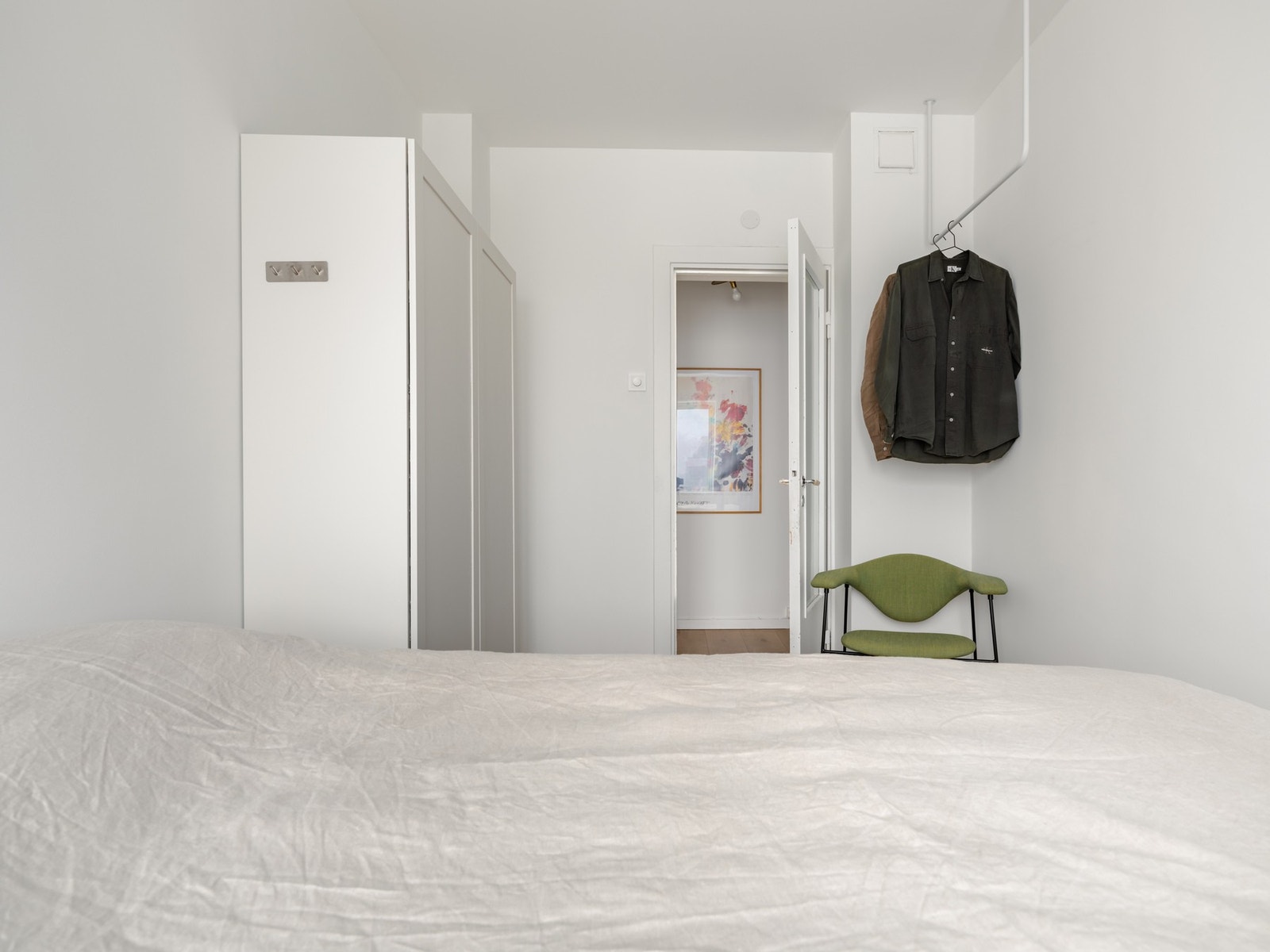 Det store garderobeskapet bør romme det meste av det du trenger av klær. Galleribilde