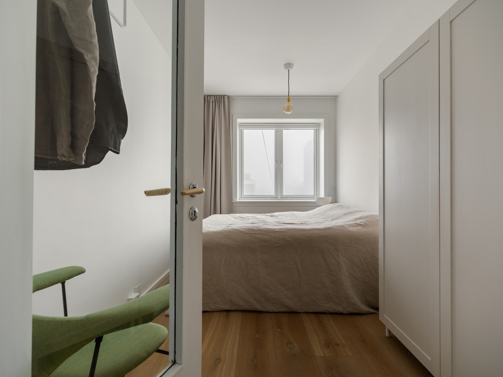 Det største soverommet har inngang fra entreen. Her er det bra med plass til dobbeltseng, nattbord og garderobe. Galleribilde