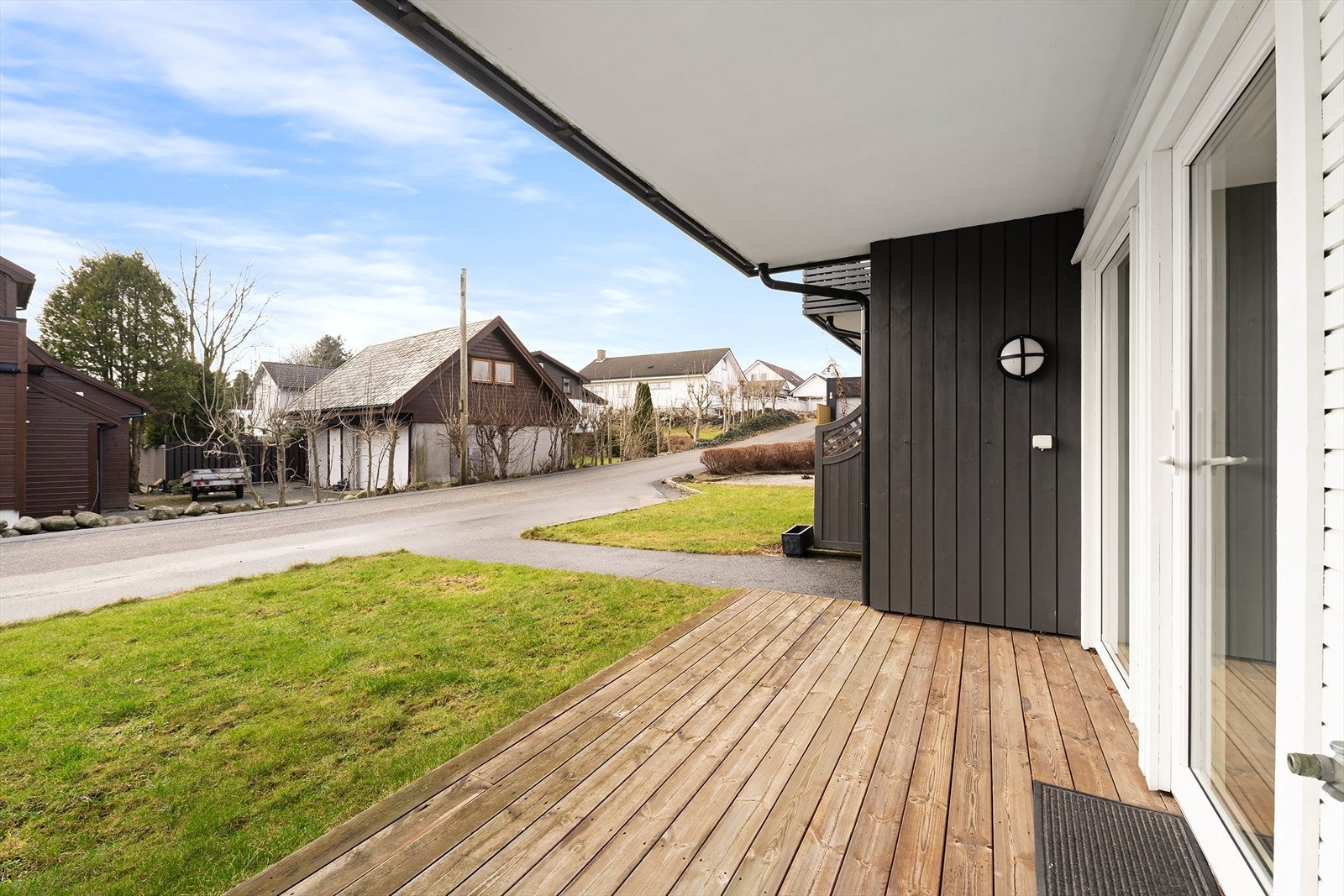 Solrik og vestvendt terrasse og hage. Galleribilde