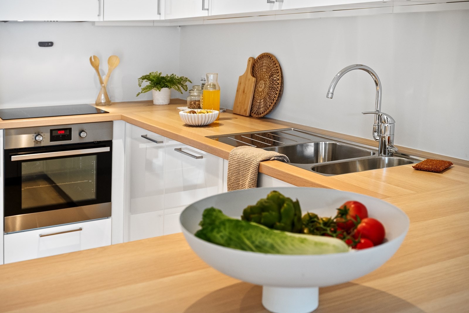 Kjøkkenet er utstyrt med mye skap og benkeplass. Galleribilde
