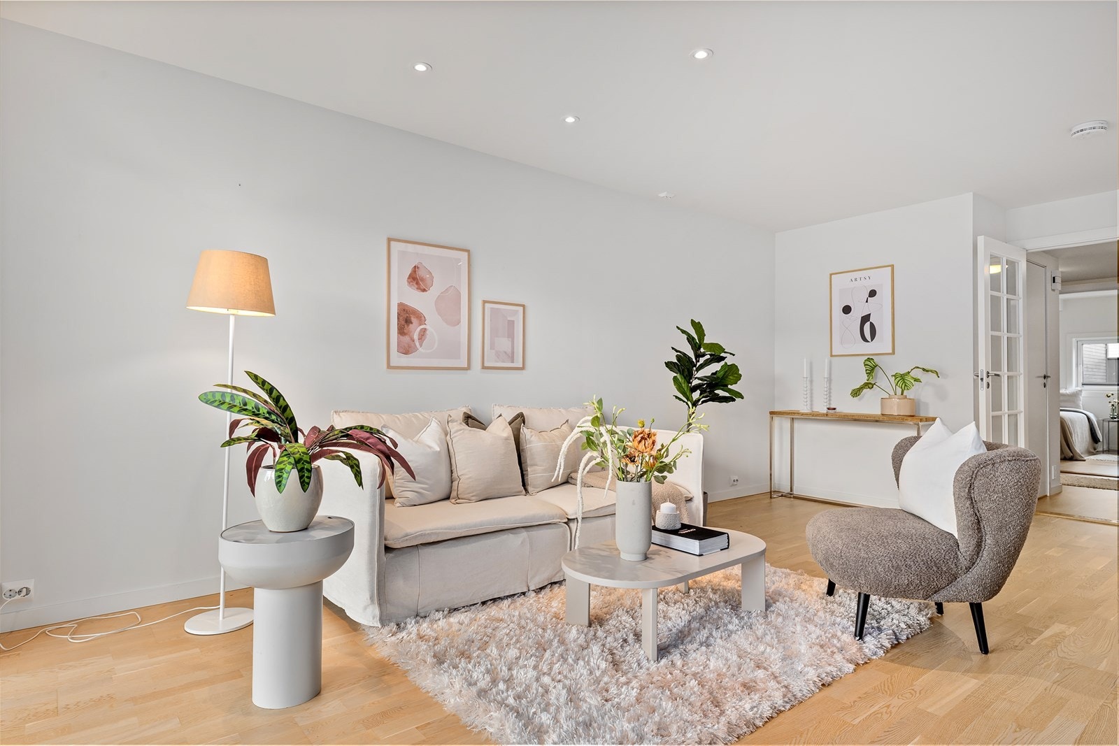 Parkett på gulv og lysmalte vegger og tak. Galleribilde