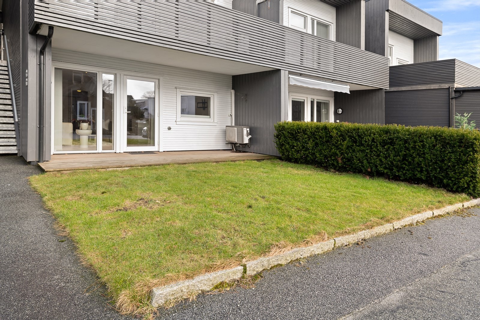 Terrasse med tilkomst fra stuen samt privat hageflekk. Attraktiv beliggenhet i rolig nabolag. Galleribilde