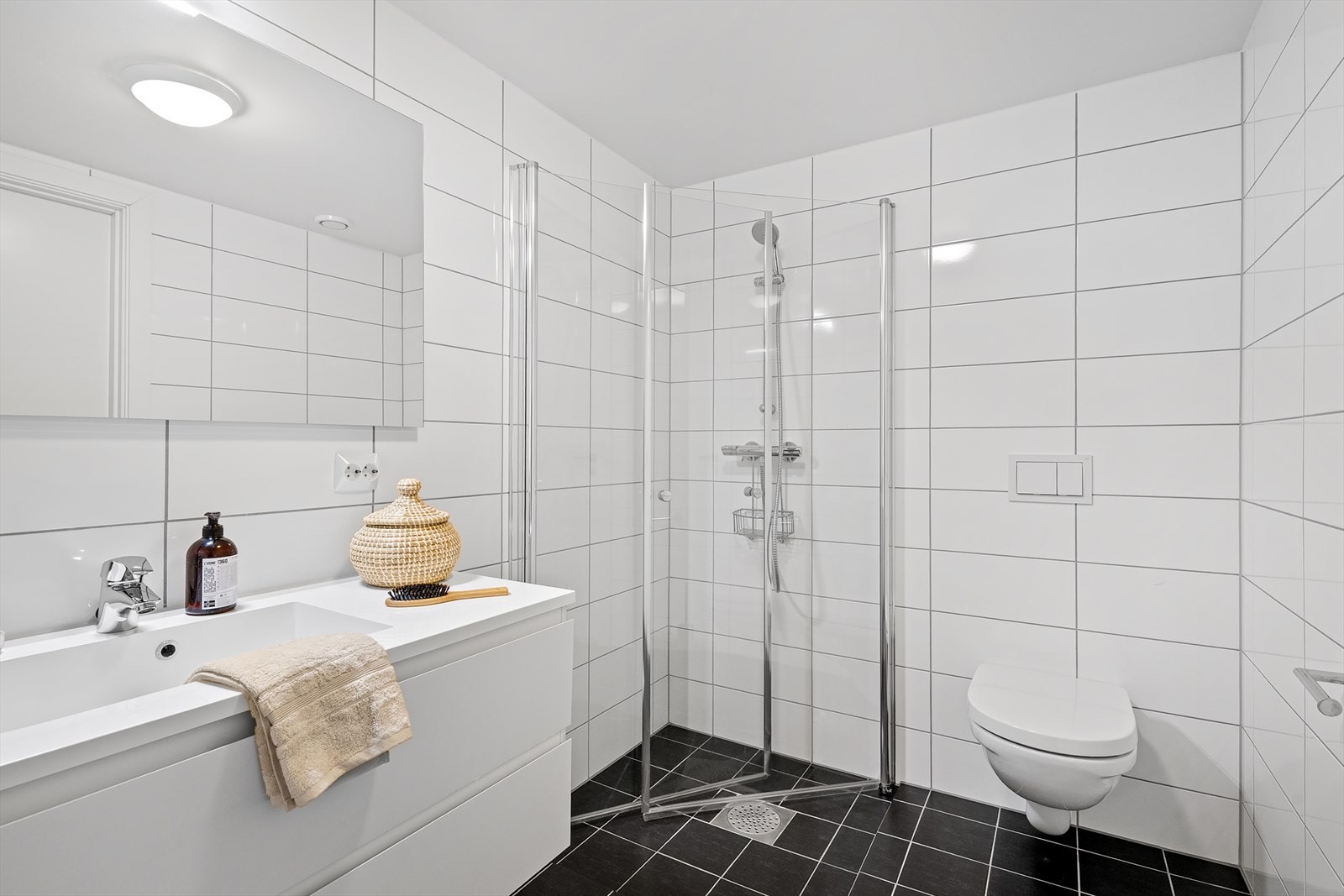Pent helfliset bad med servant i skuffeinnredning. Galleribilde
