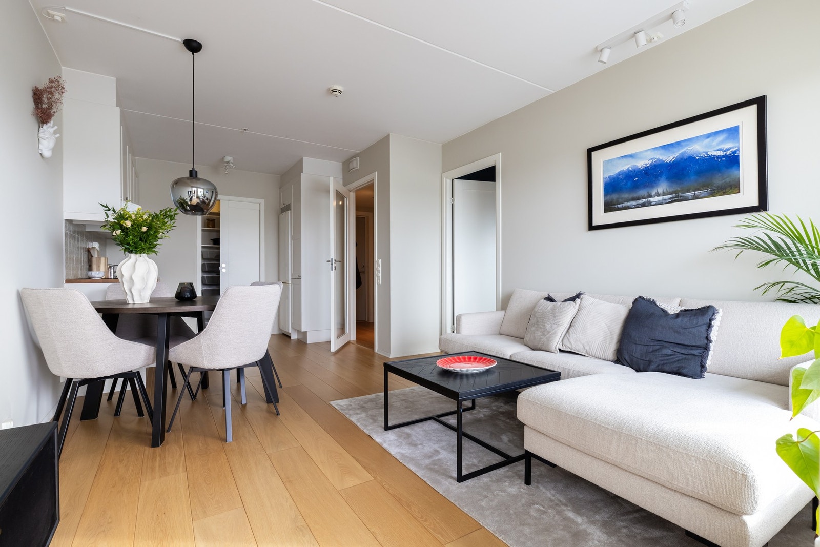 Da dette er en toppleilighet får man også gleden av mye naturlig lysinnslipp fra de store vindusflatene. Galleribilde