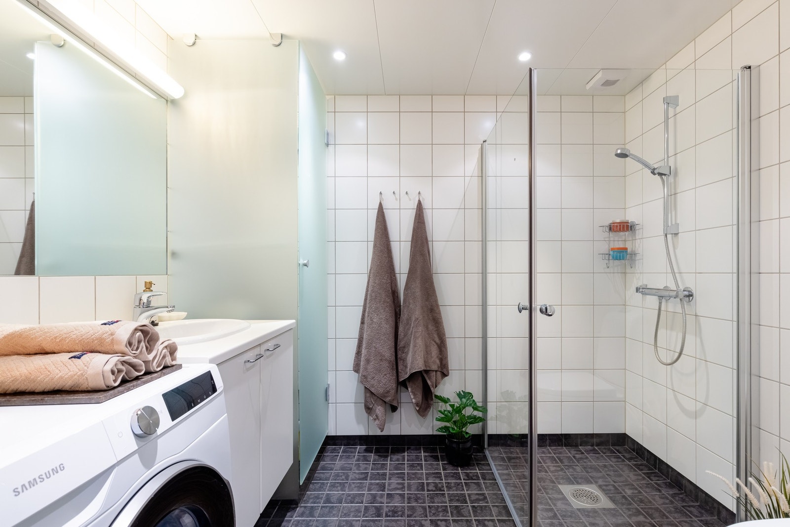 Baderomsinnredningen er meget praktisk med både benkeplass og rikelig med oppbevaringsplass i skuffer, samt opplegg for vaskemaskin. Galleribilde