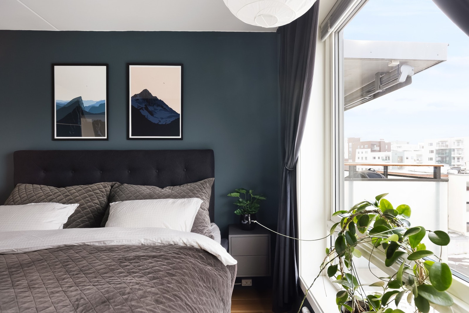 Store vindusflater gir godt innslipp av naturlig lys. Galleribilde