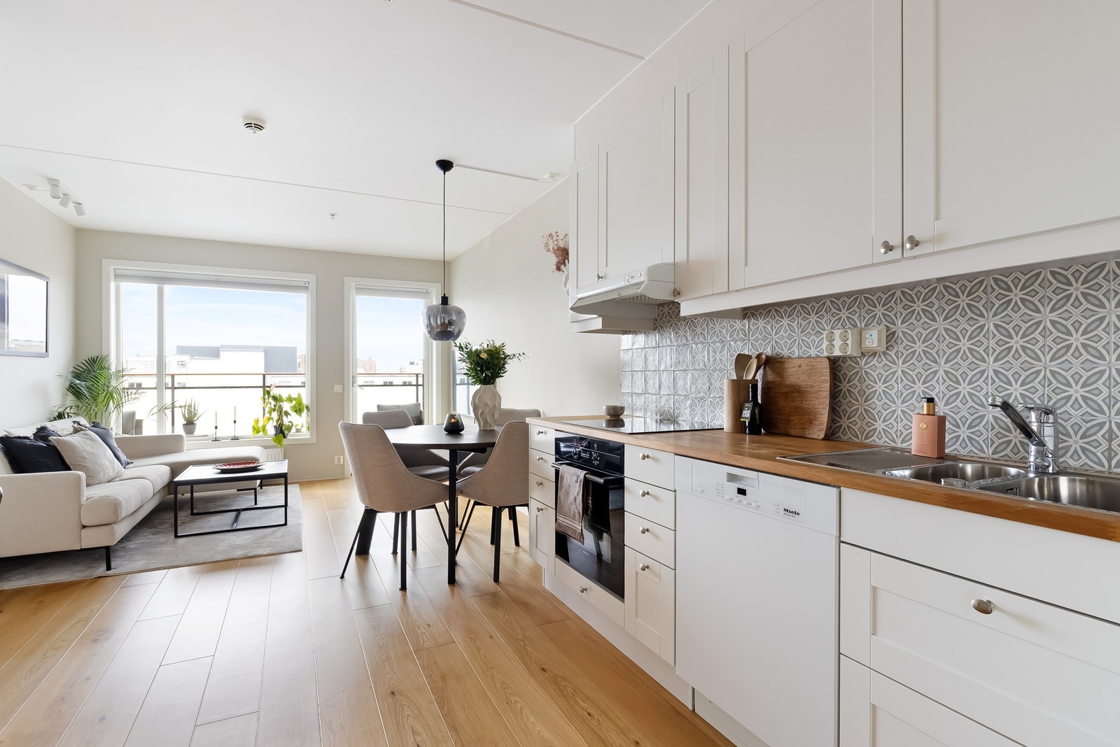 Pent og tidløst kjøkken fra Sigdal med mye skap- og benkeplass. Galleribilde